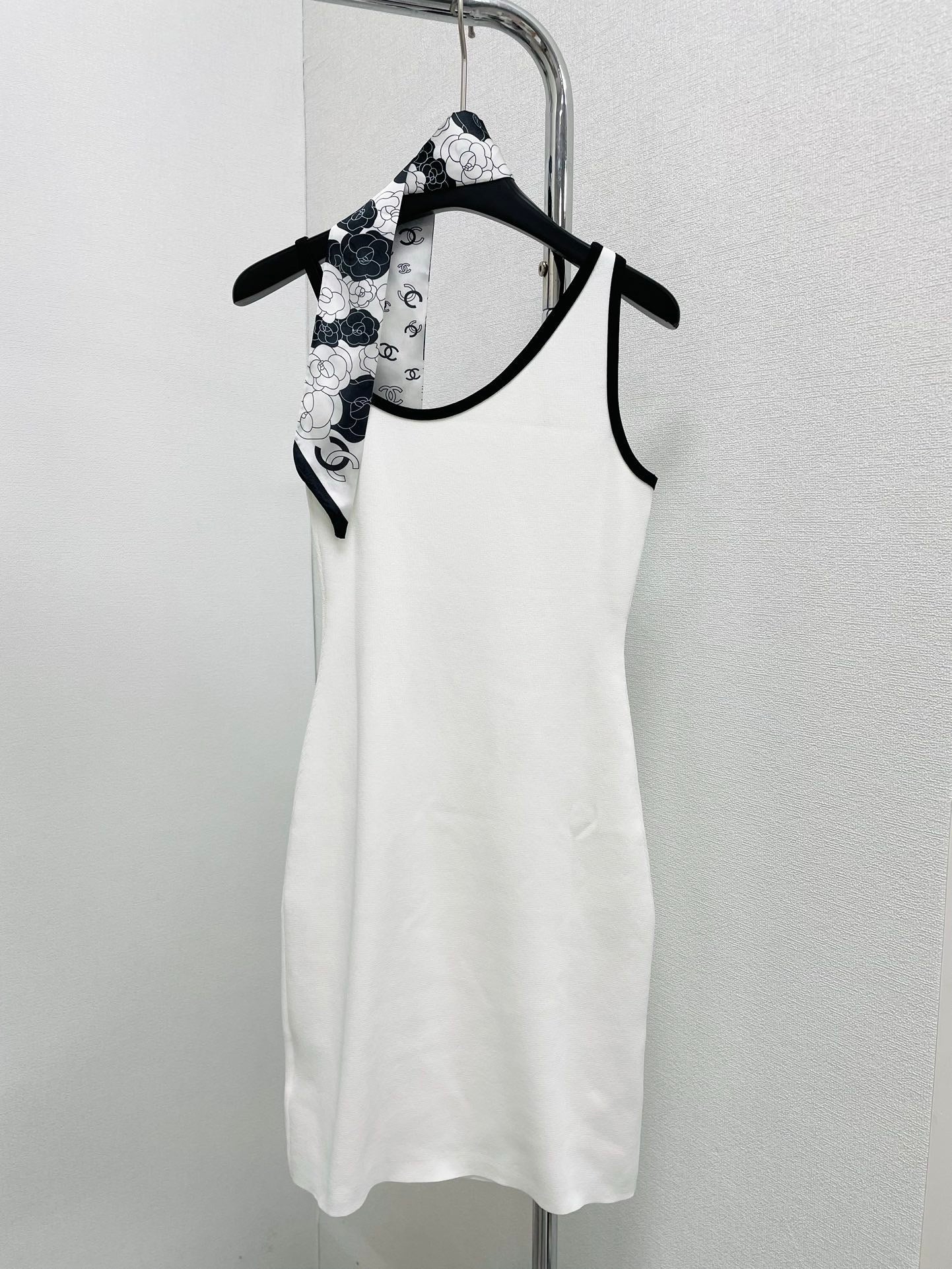 Off-Shoulder-Hosenträgerrock