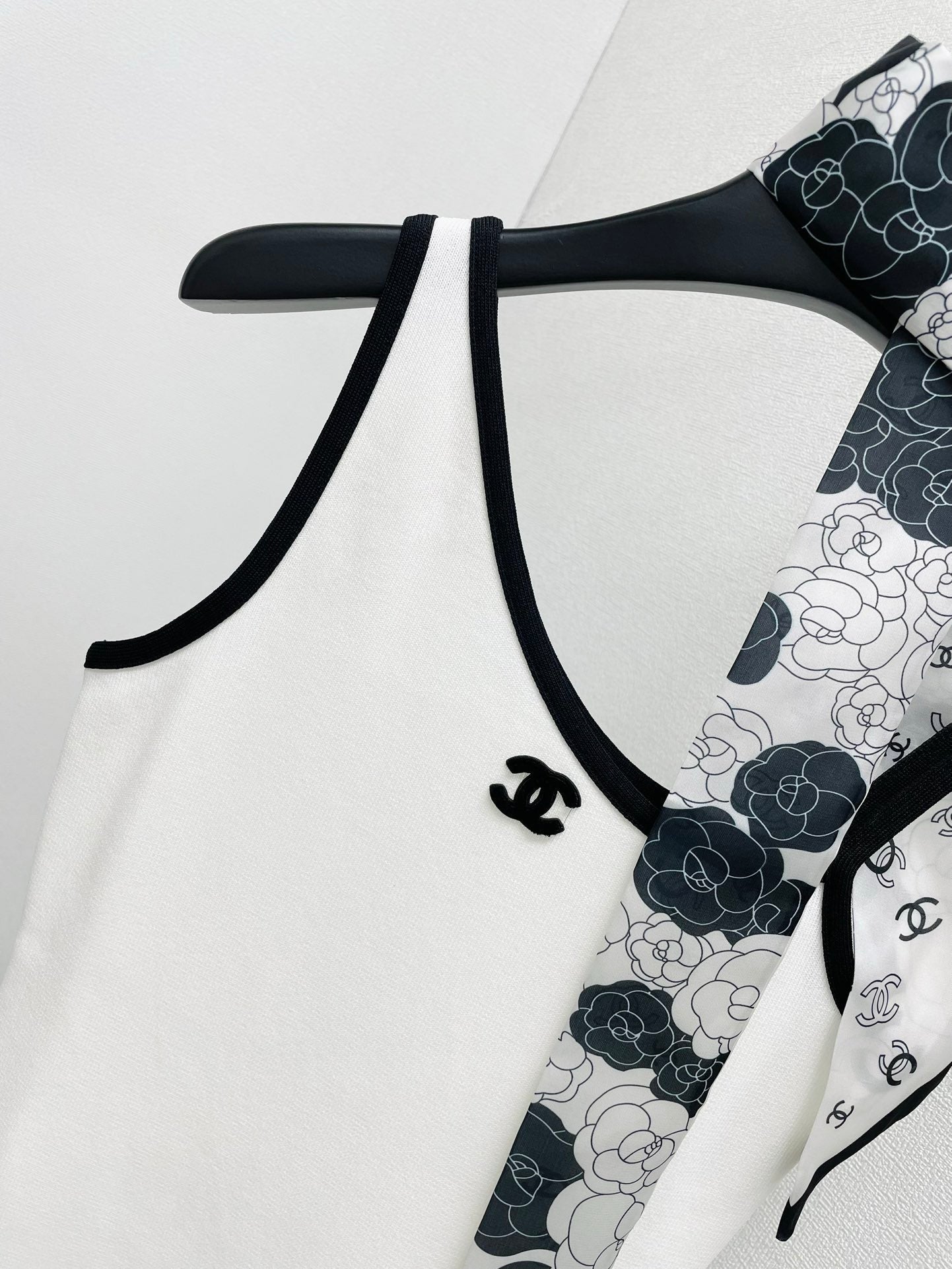 Off-Shoulder-Hosenträgerrock