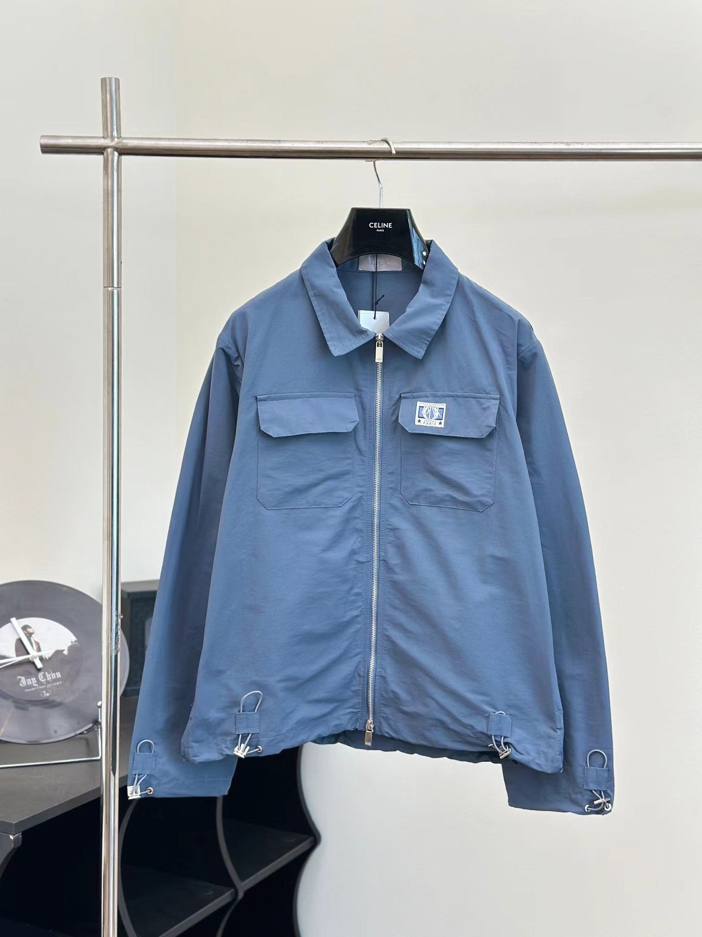 Neue Reißverschlussjacke aus technischem Gewebe