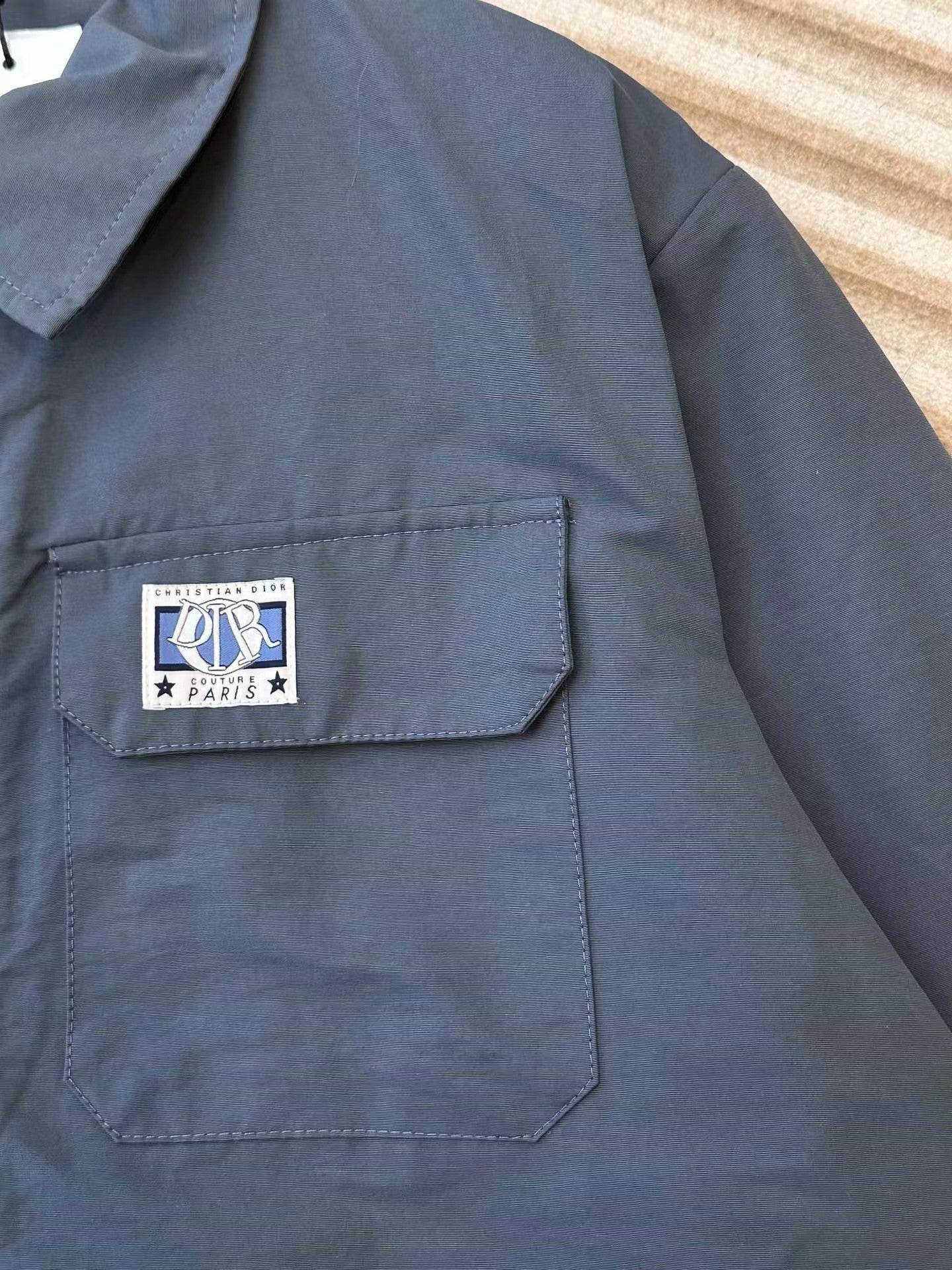 Neue Reißverschlussjacke aus technischem Gewebe