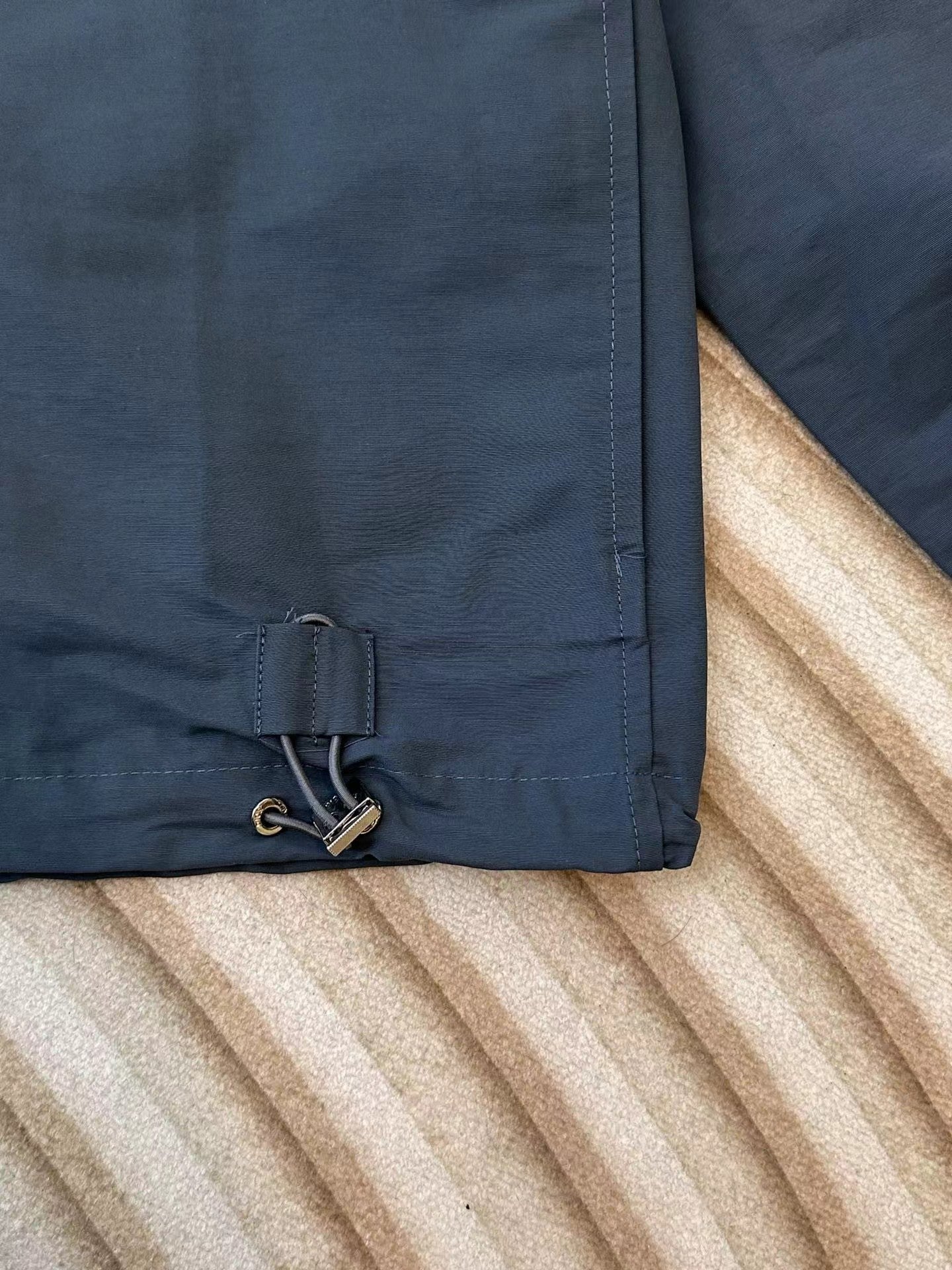 Neue Reißverschlussjacke aus technischem Gewebe