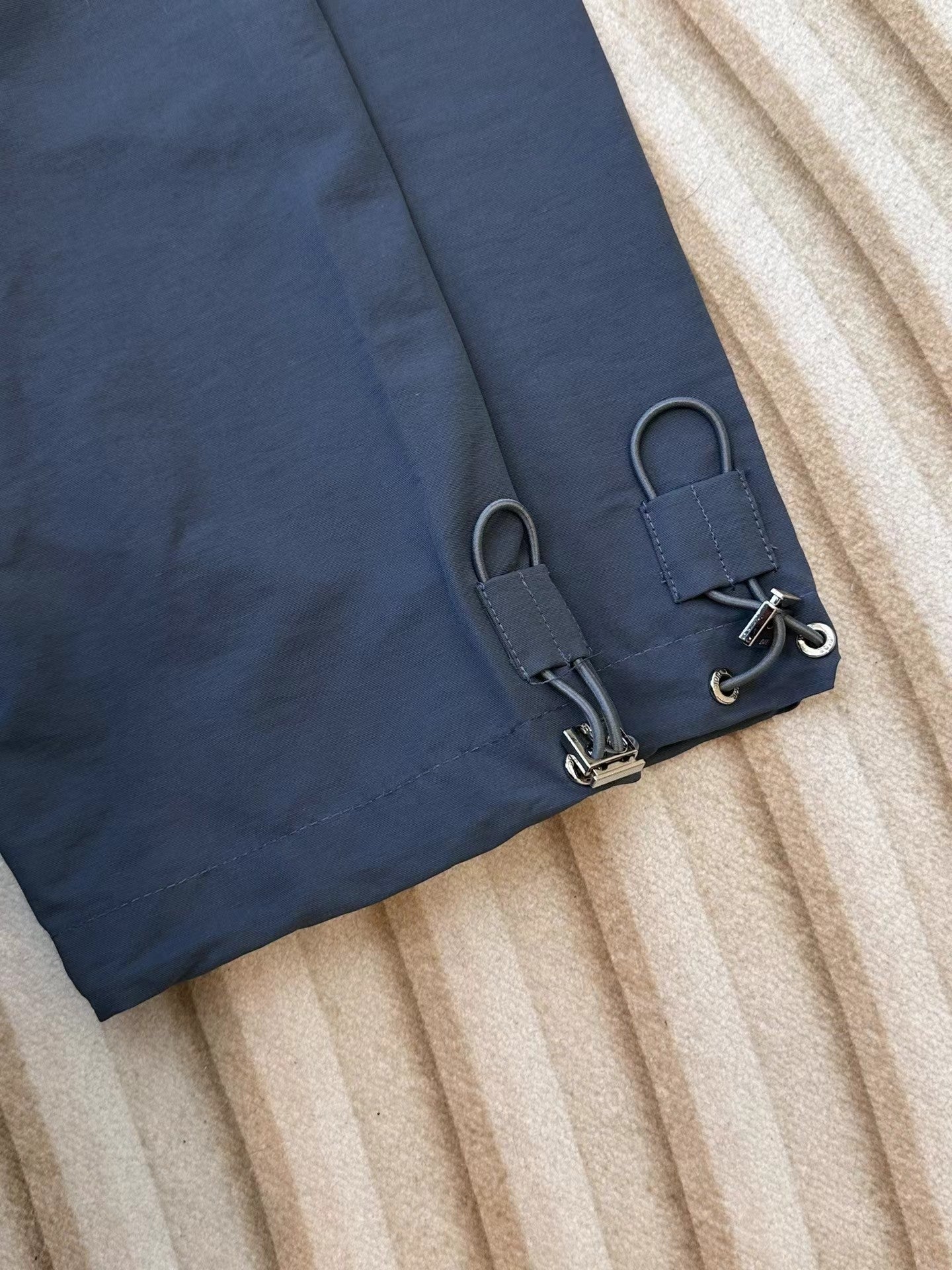 Neue Reißverschlussjacke aus technischem Gewebe