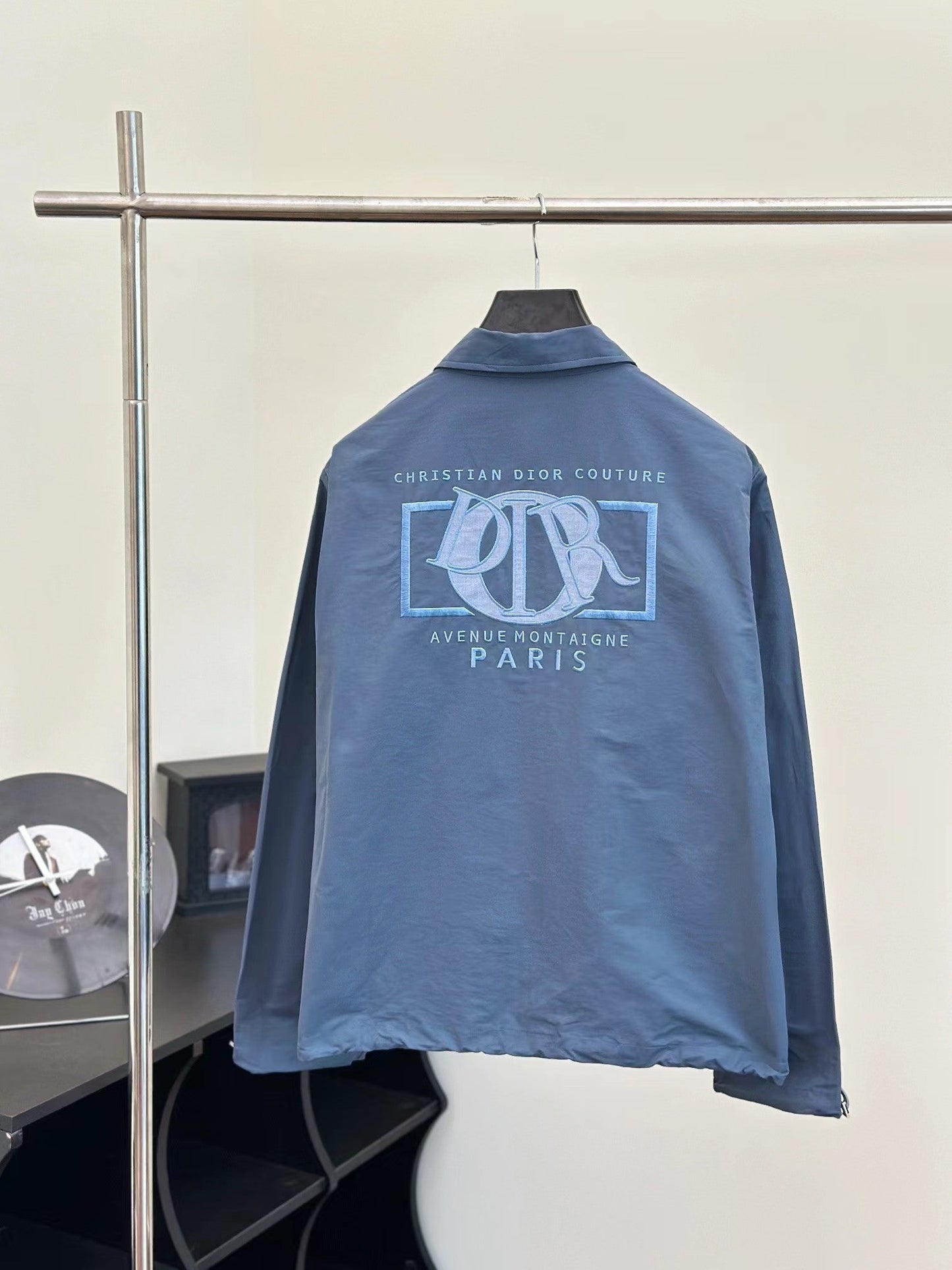 Neue Reißverschlussjacke aus technischem Gewebe