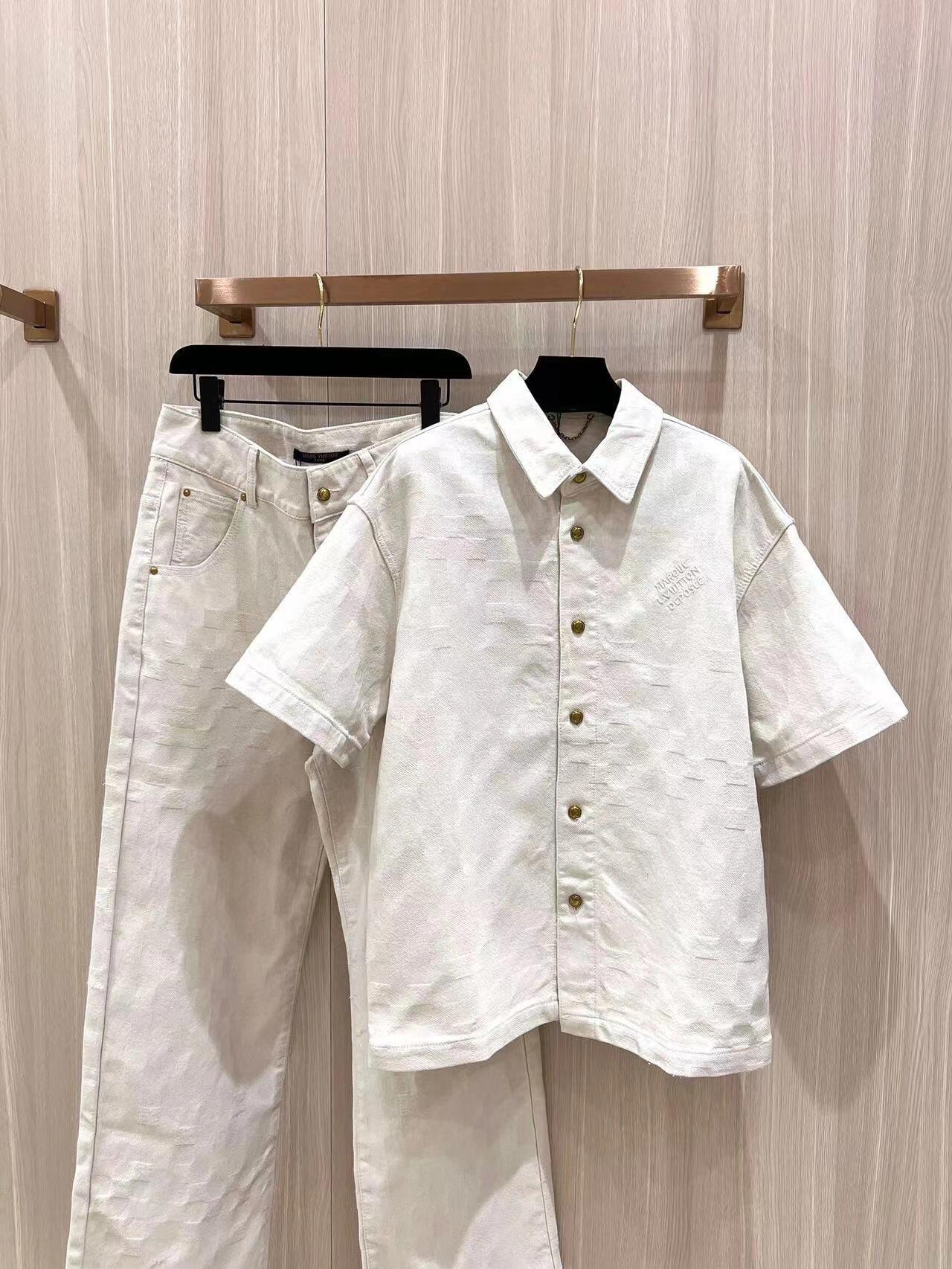 Jeansanzug für die Pressekonferenz der Frühjahrs- und Sommerserie von Fei Dong