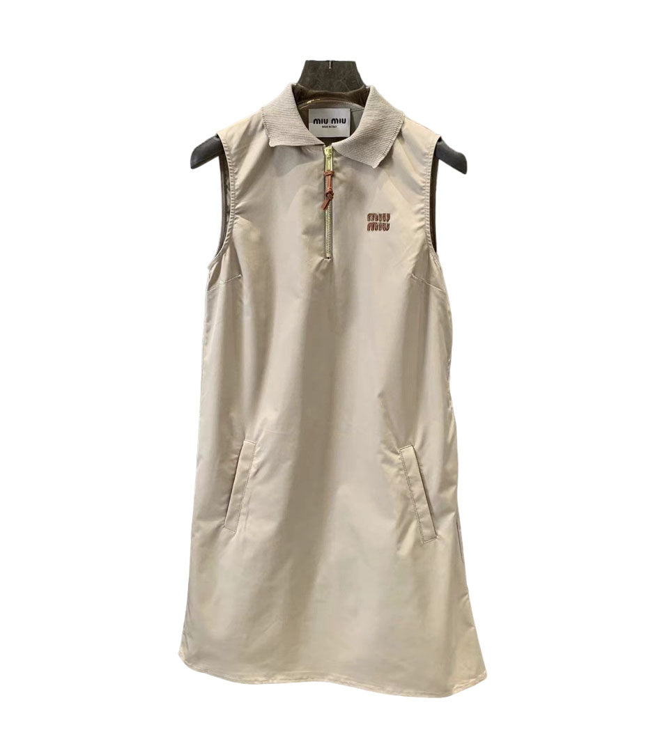 Neues Trägerkleid mit Revers und halbem Reißverschluss und Mikrologo