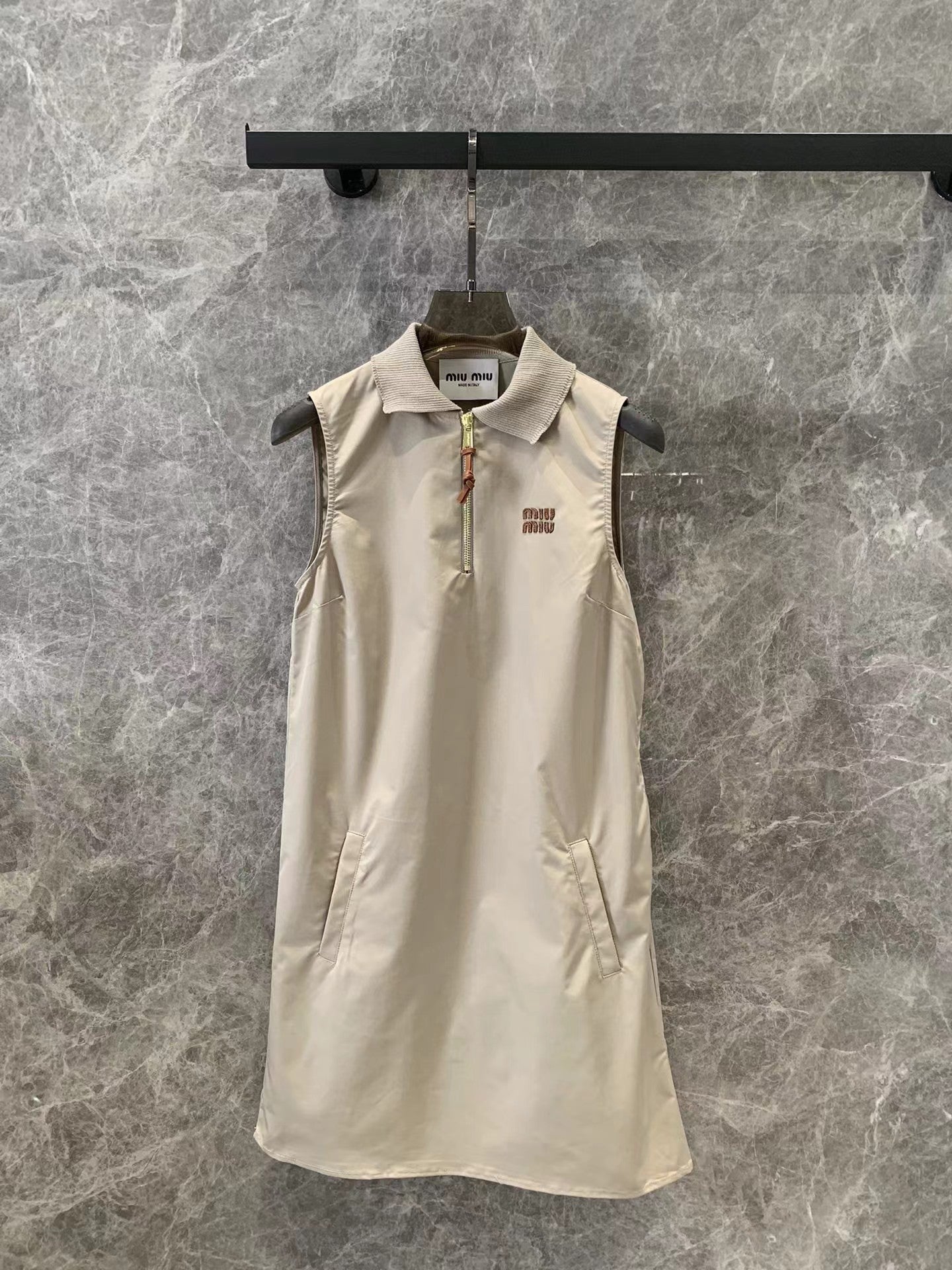 Neues Trägerkleid mit Revers und halbem Reißverschluss und Mikrologo