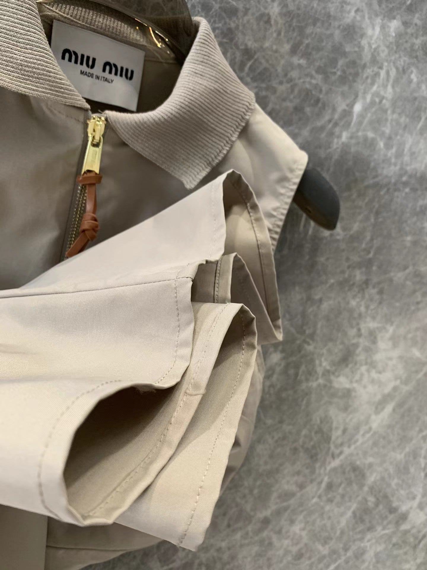 Neues Trägerkleid mit Revers und halbem Reißverschluss und Mikrologo