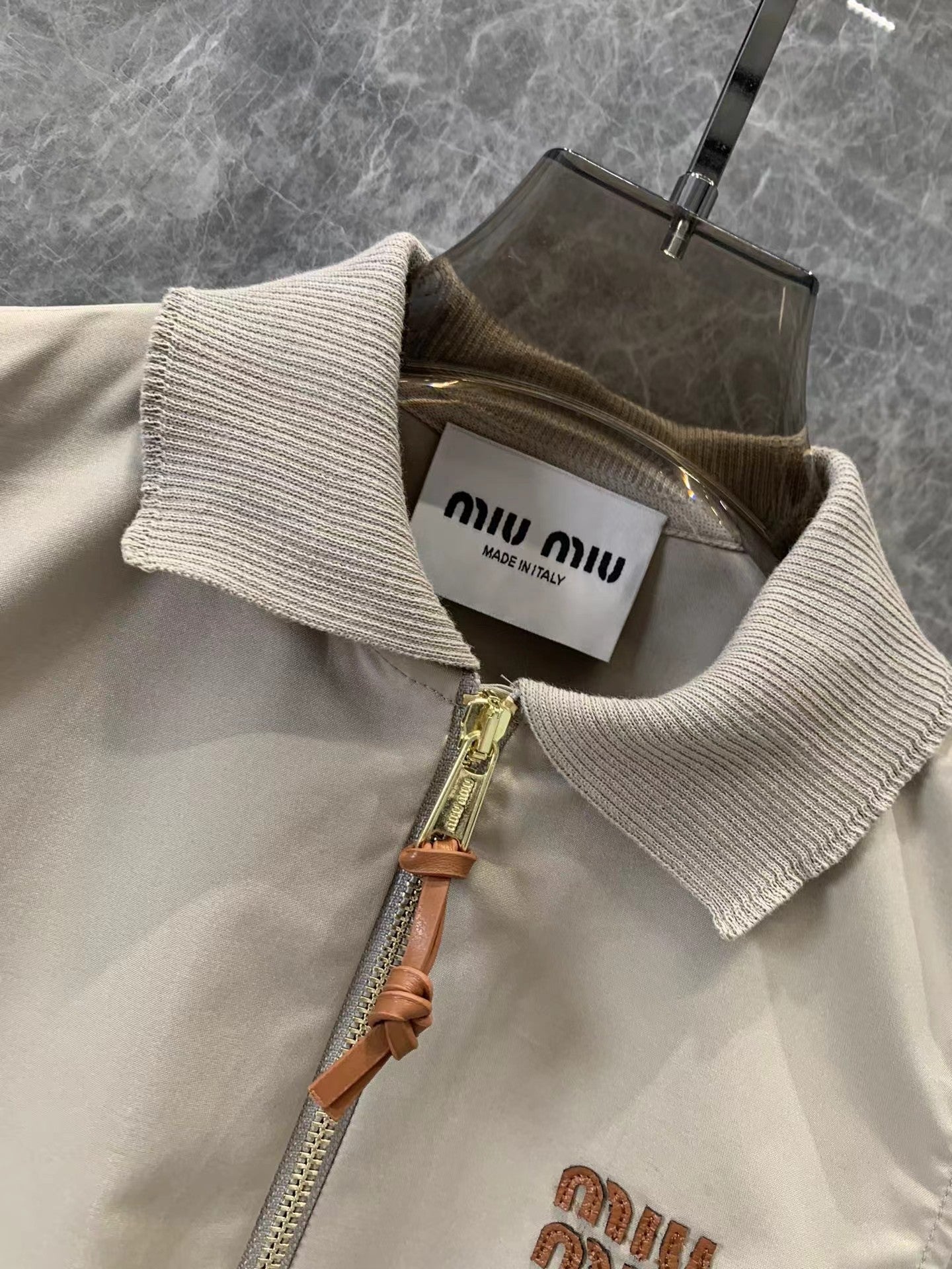 Neues Trägerkleid mit Revers und halbem Reißverschluss und Mikrologo