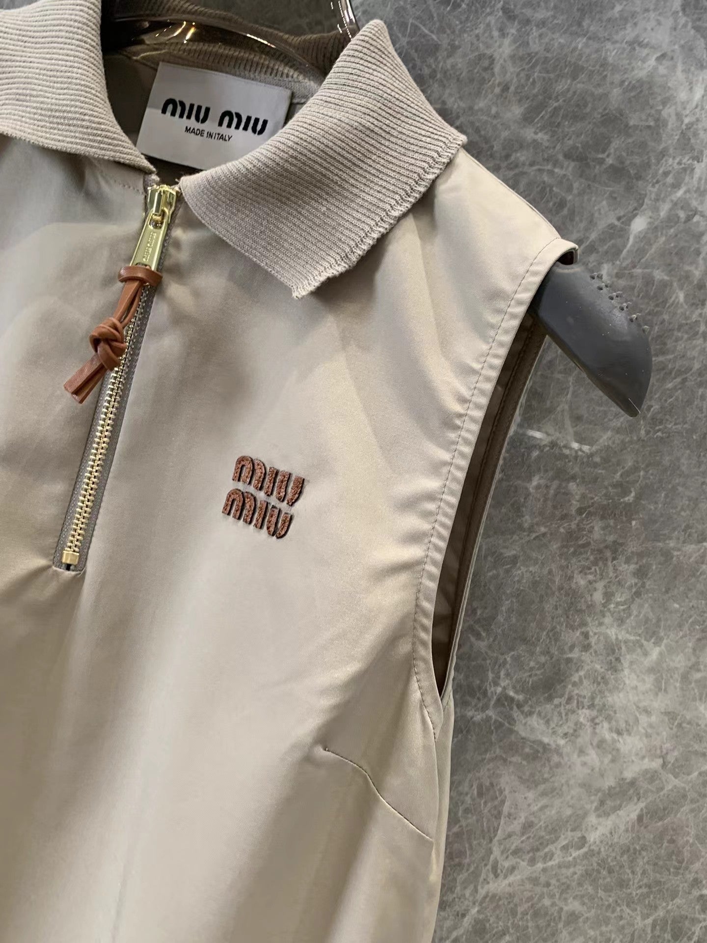 Neues Trägerkleid mit Revers und halbem Reißverschluss und Mikrologo