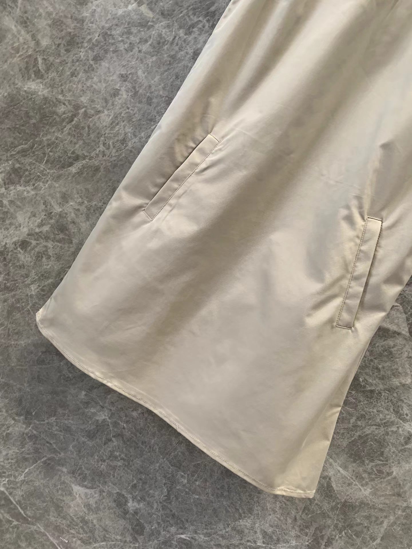 Neues Trägerkleid mit Revers und halbem Reißverschluss und Mikrologo