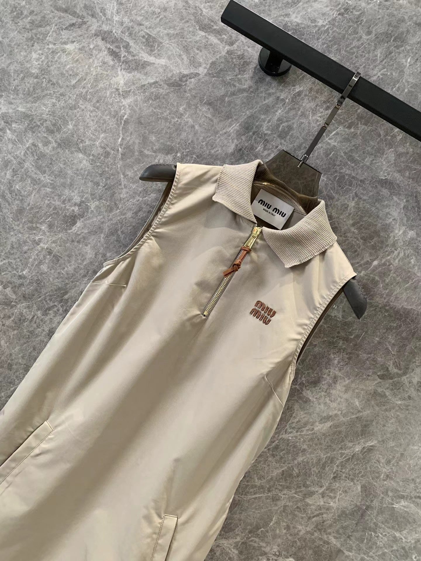 Neues Trägerkleid mit Revers und halbem Reißverschluss und Mikrologo