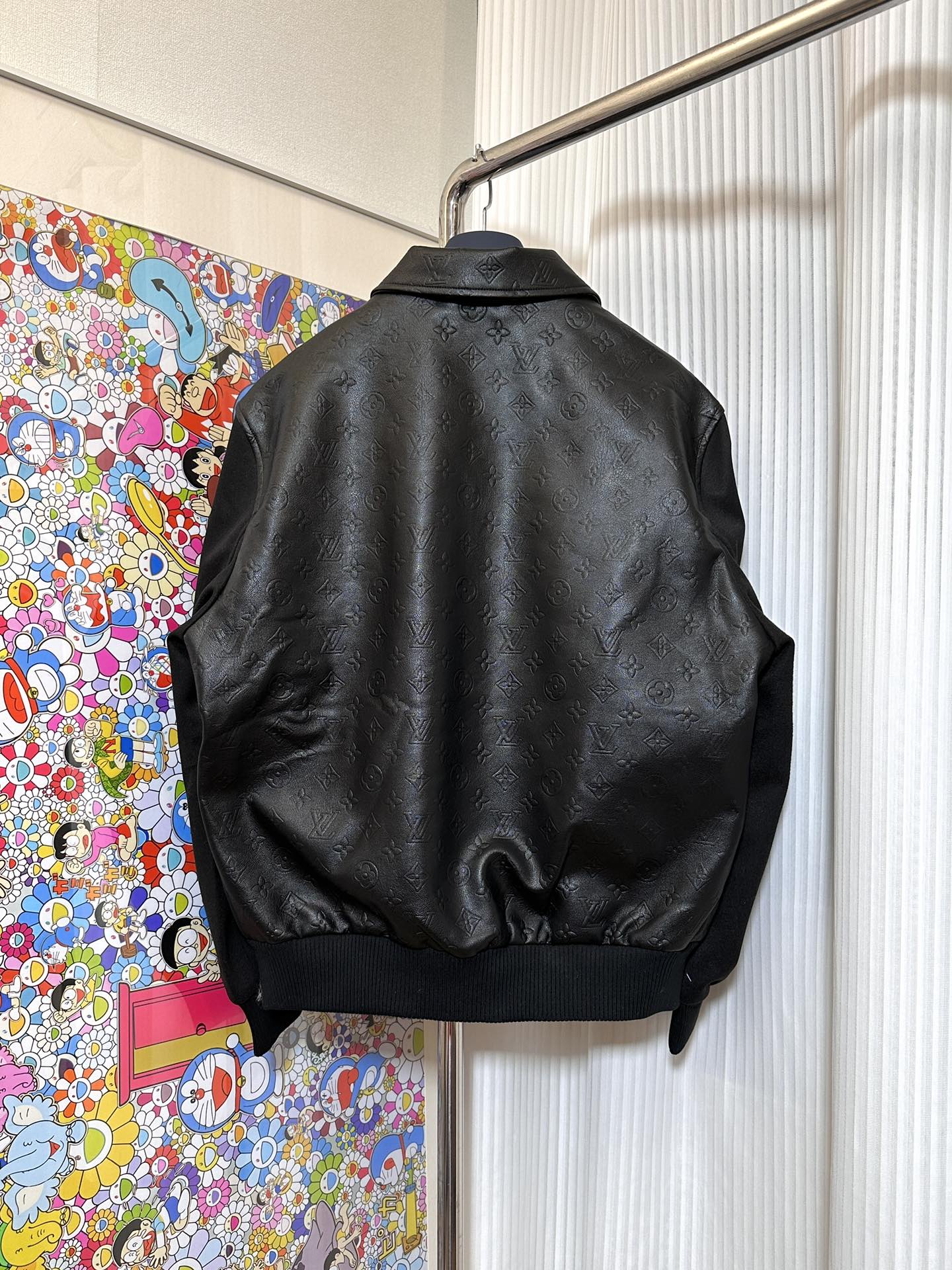 Langärmlige Jacke aus Leder mit Einsätzen