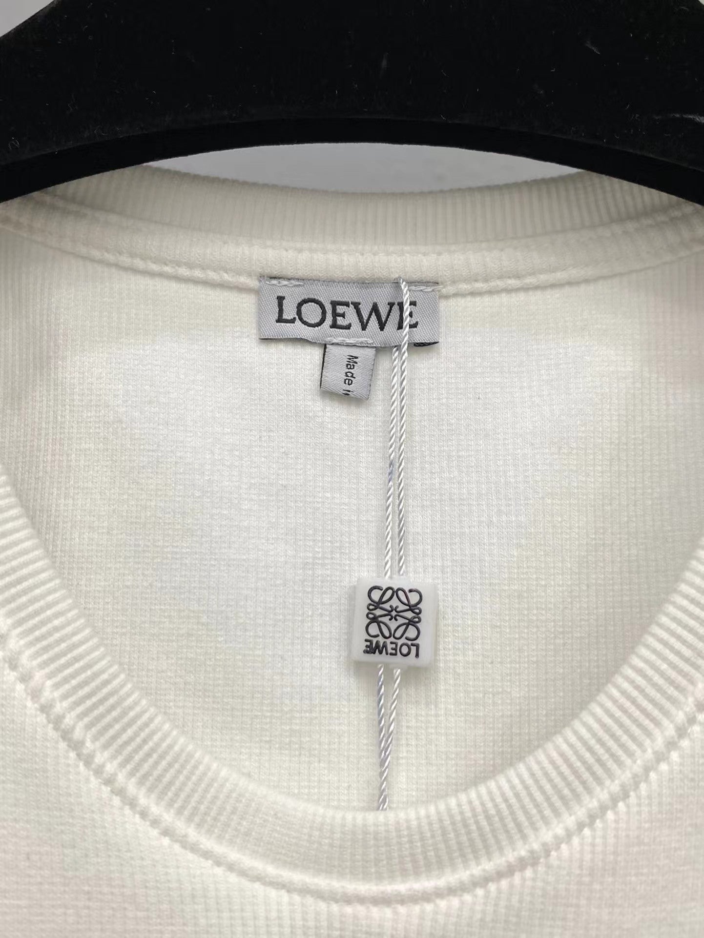 Neue, schlichte und vielseitige kurze Weste mit Logo-Stickerei