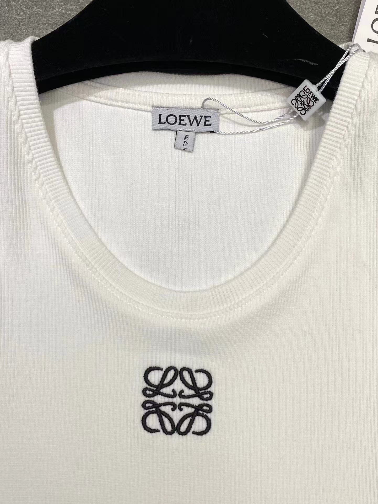 Neue, schlichte und vielseitige kurze Weste mit Logo-Stickerei