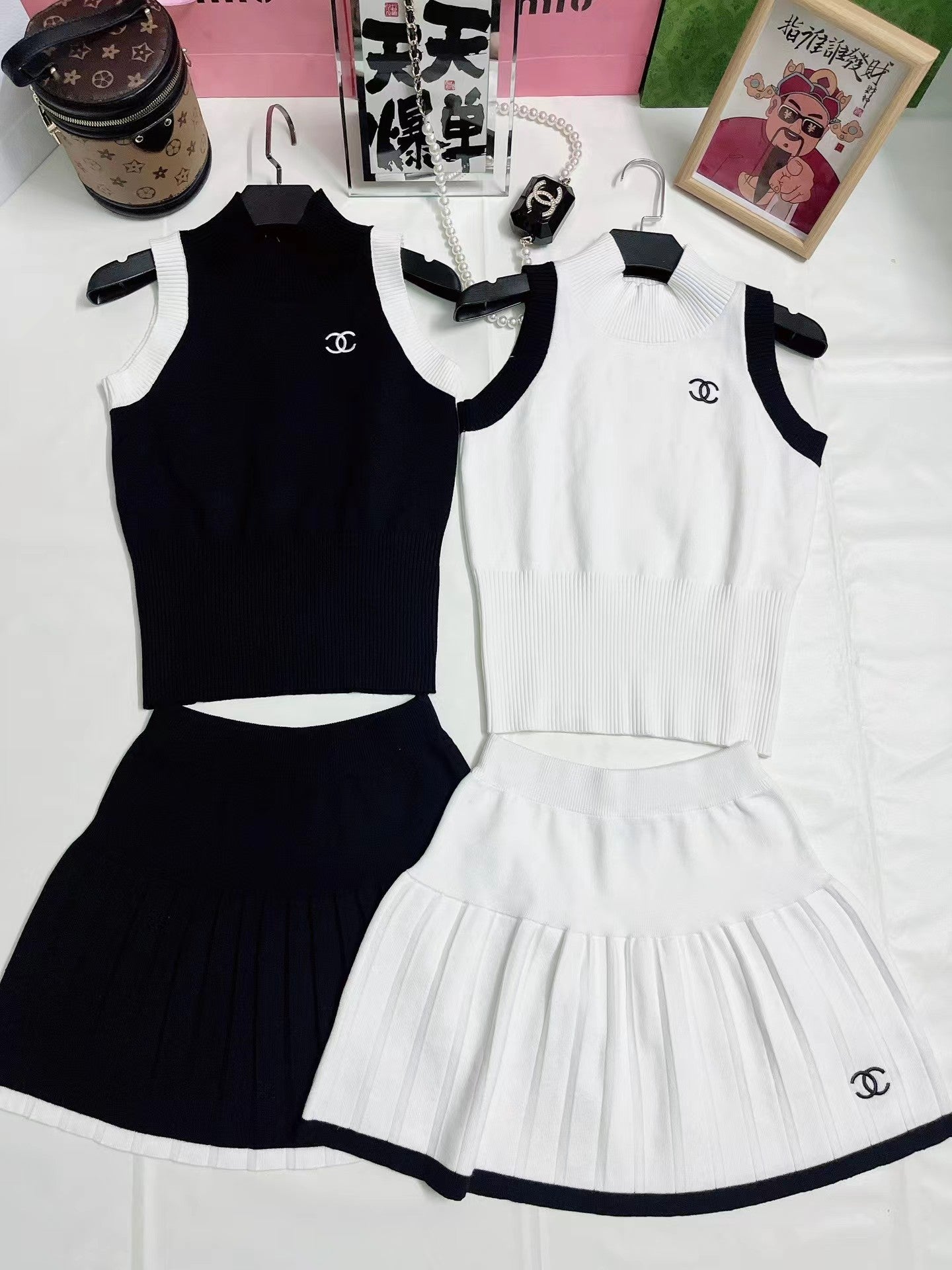 Neuer gestrickter Anzug aus schulterfreier Weste mit mittlerem Ausschnitt und kurzem Rock in Kontrastfarbe