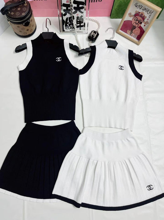 Neuer gestrickter Anzug aus schulterfreier Weste mit mittlerem Ausschnitt und kurzem Rock in Kontrastfarbe