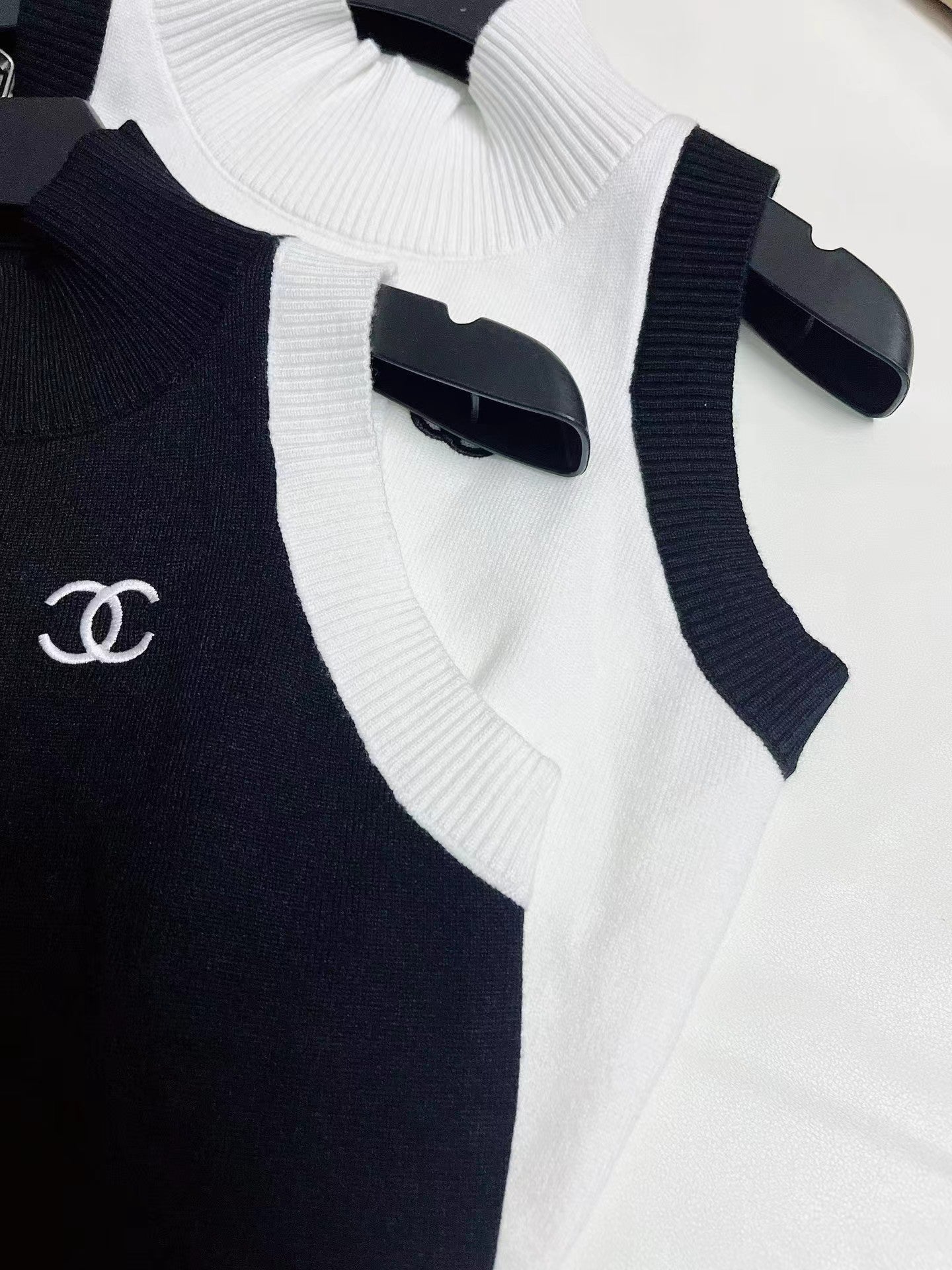 Neuer gestrickter Anzug aus schulterfreier Weste mit mittlerem Ausschnitt und kurzem Rock in Kontrastfarbe