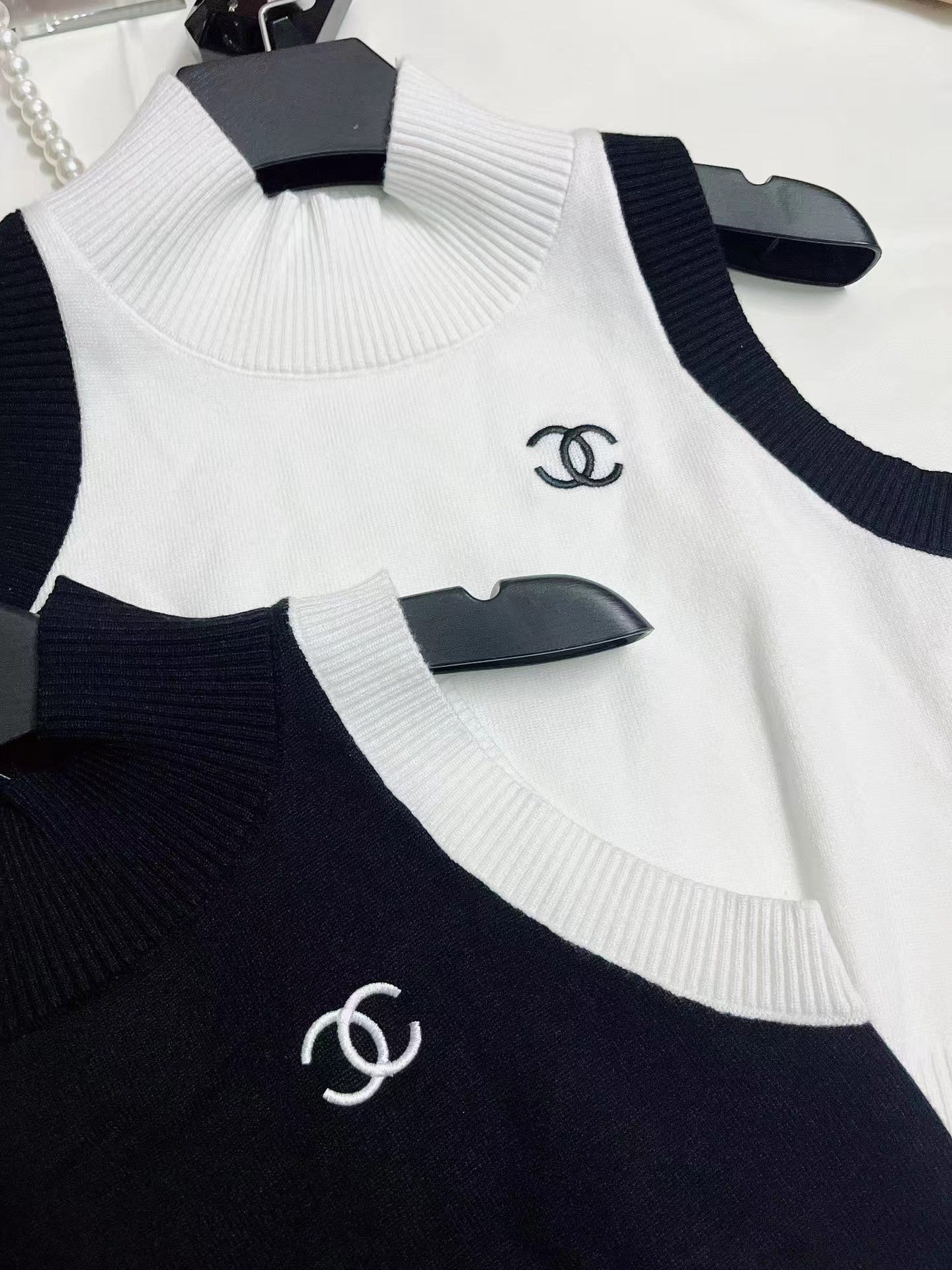 Neuer gestrickter Anzug aus schulterfreier Weste mit mittlerem Ausschnitt und kurzem Rock in Kontrastfarbe