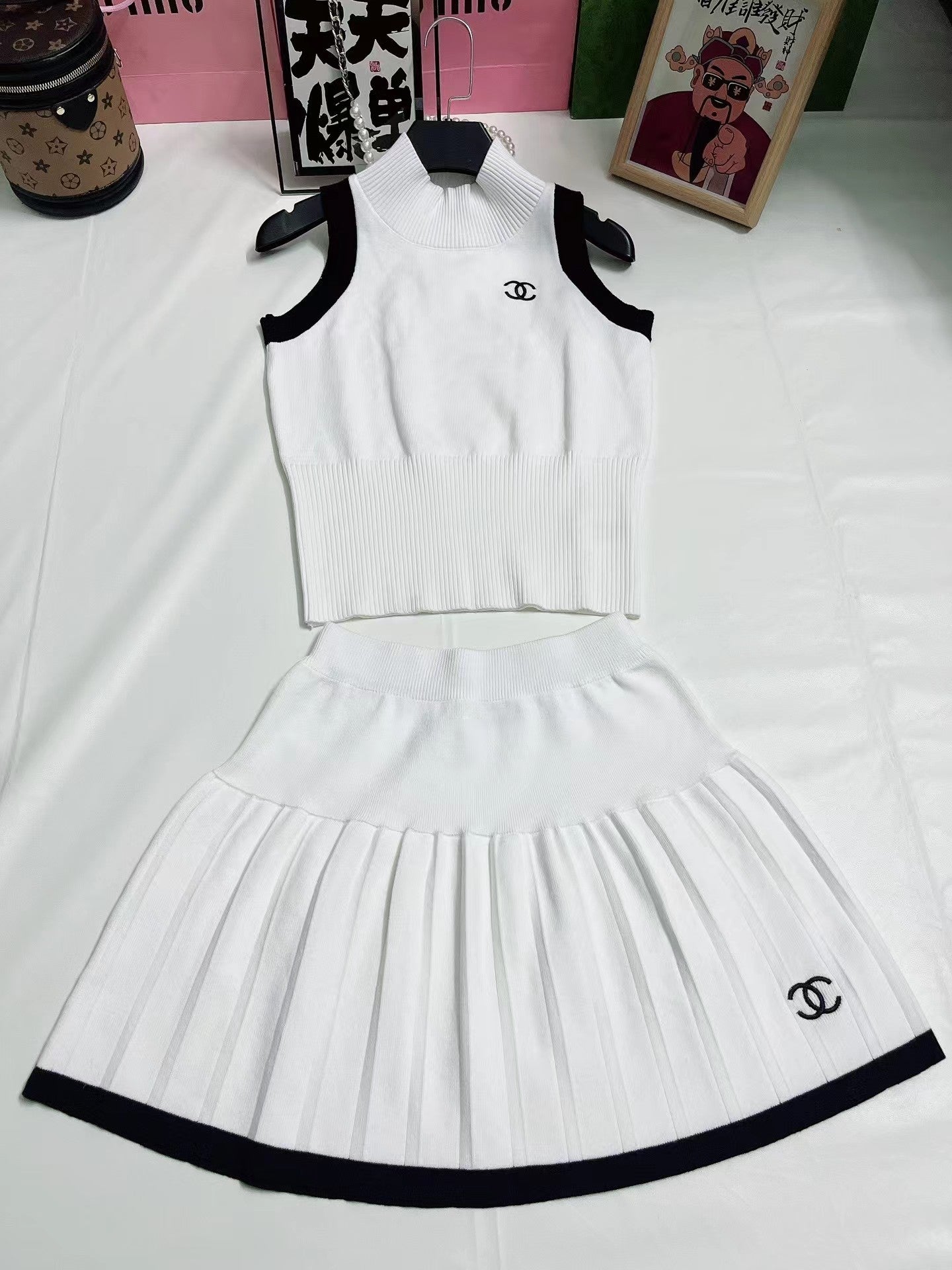 Neuer gestrickter Anzug aus schulterfreier Weste mit mittlerem Ausschnitt und kurzem Rock in Kontrastfarbe