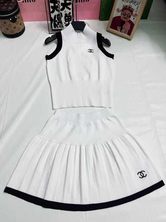 New knitted mid-neck contrasting shoulder-less vest and short skirt suit