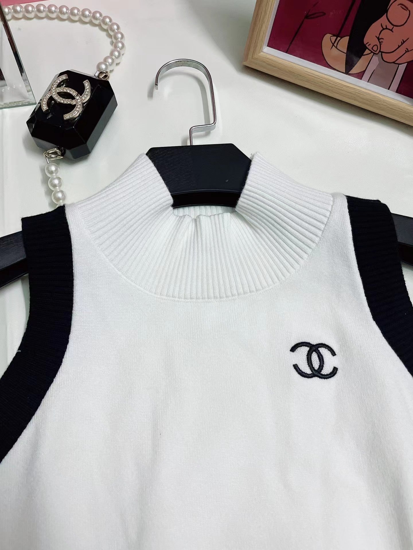 Neuer gestrickter Anzug aus schulterfreier Weste mit mittlerem Ausschnitt und kurzem Rock in Kontrastfarbe