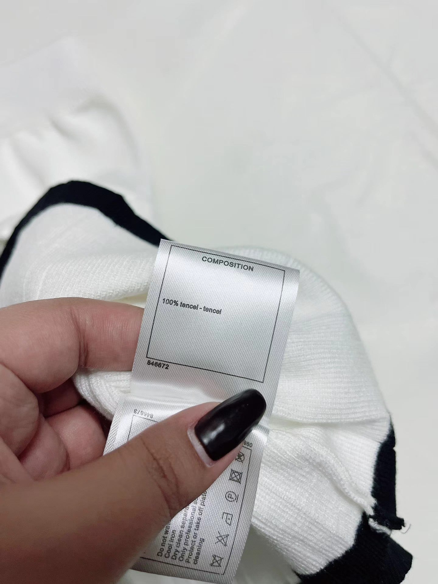 Neuer gestrickter Anzug aus schulterfreier Weste mit mittlerem Ausschnitt und kurzem Rock in Kontrastfarbe