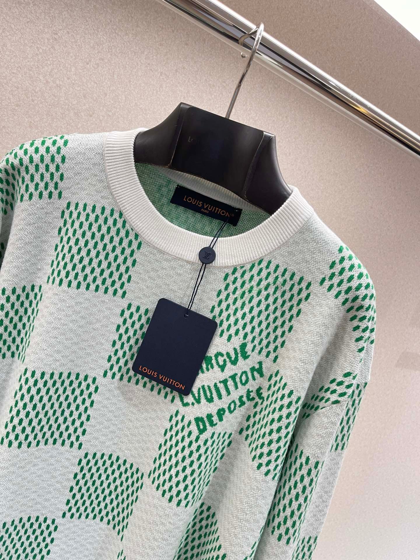 Langärmliger Pullover aus Schachbrett-Strick