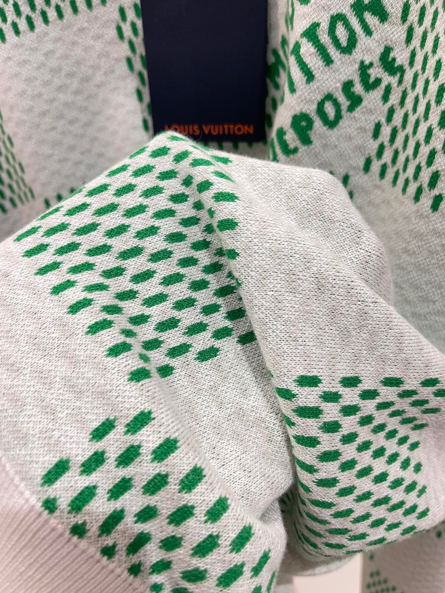 Langärmliger Pullover aus Schachbrett-Strick