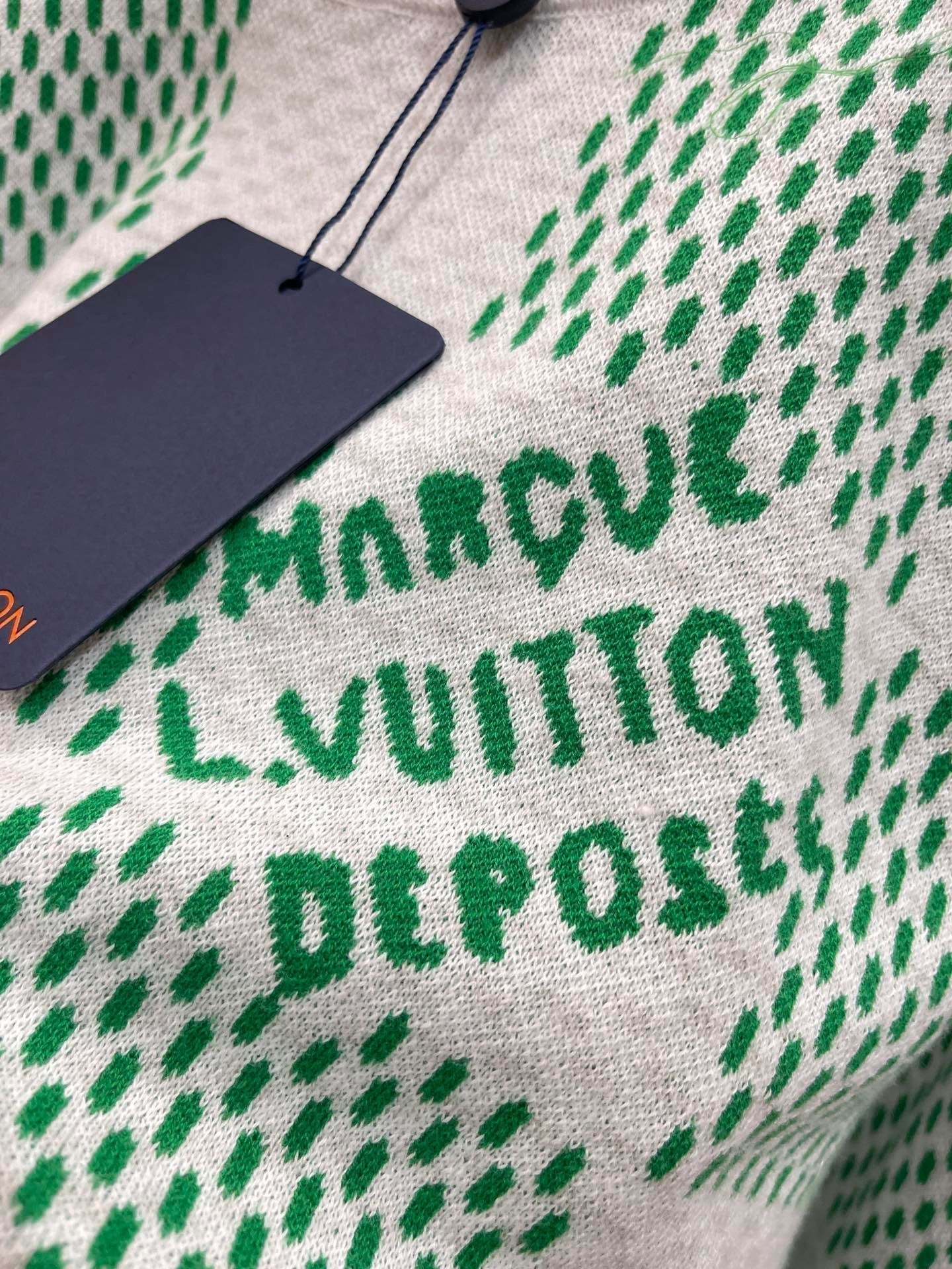 Langärmliger Pullover aus Schachbrett-Strick