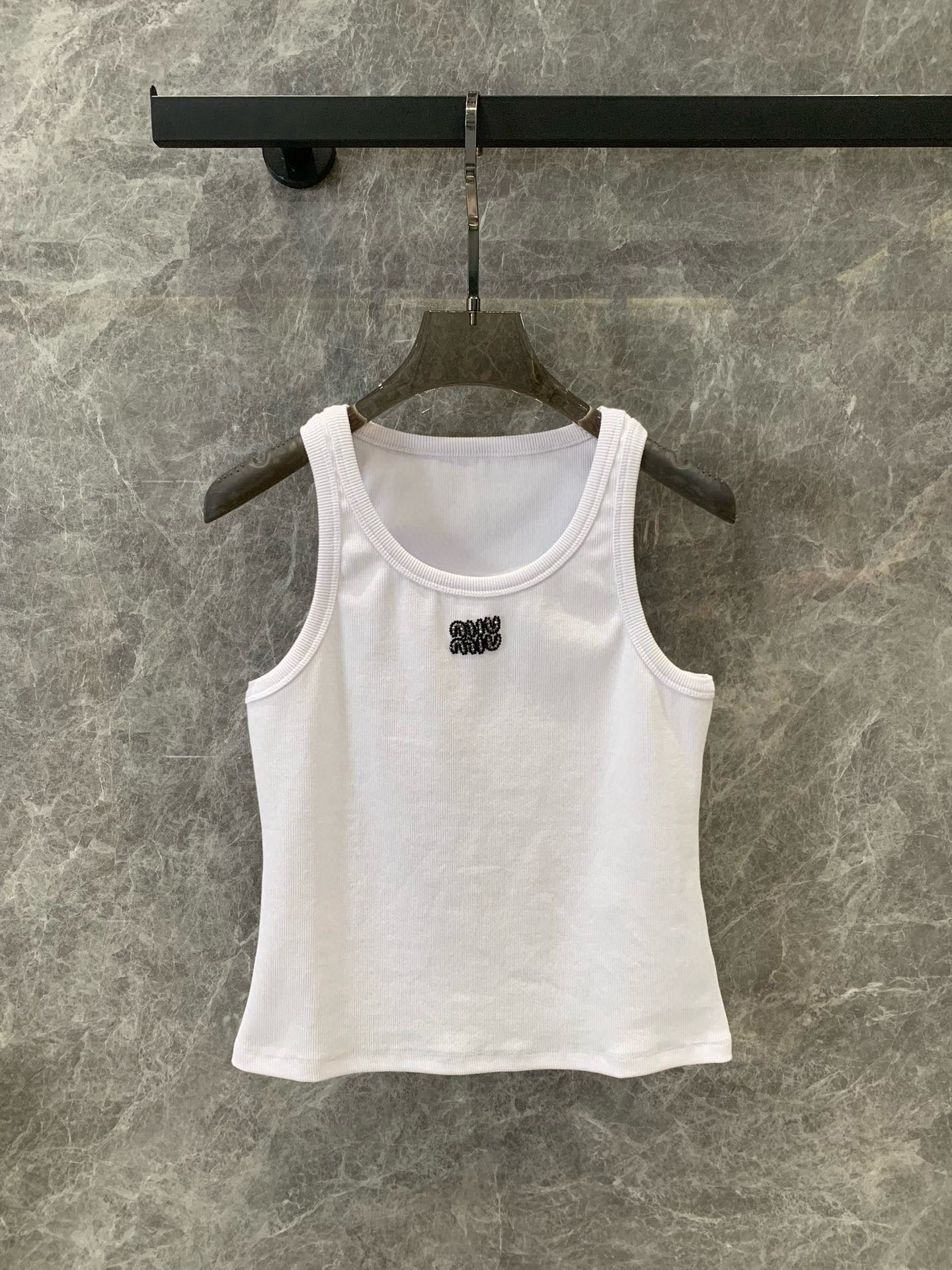 Weste mit Perlenbesatz und Schriftzug