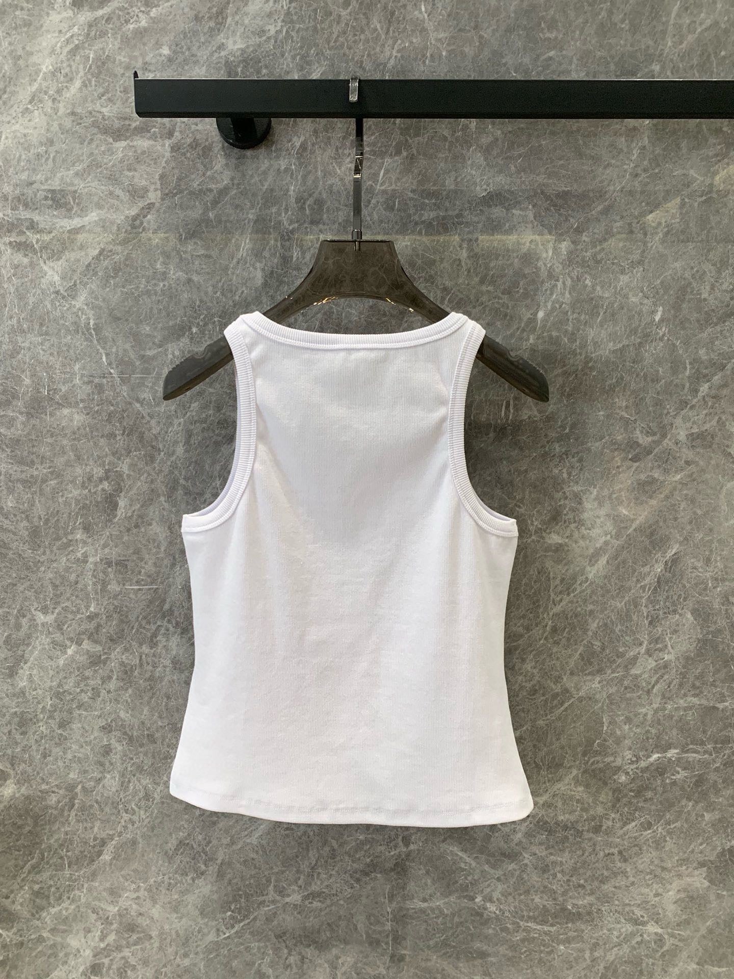 Weste mit Perlenbesatz und Schriftzug