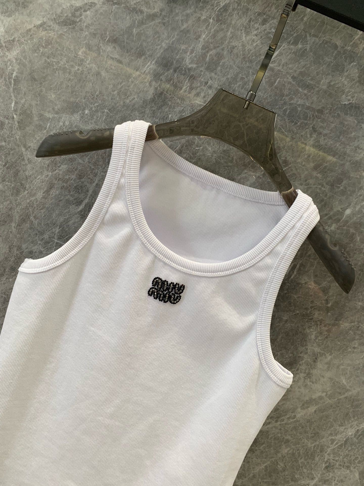 Weste mit Perlenbesatz und Schriftzug