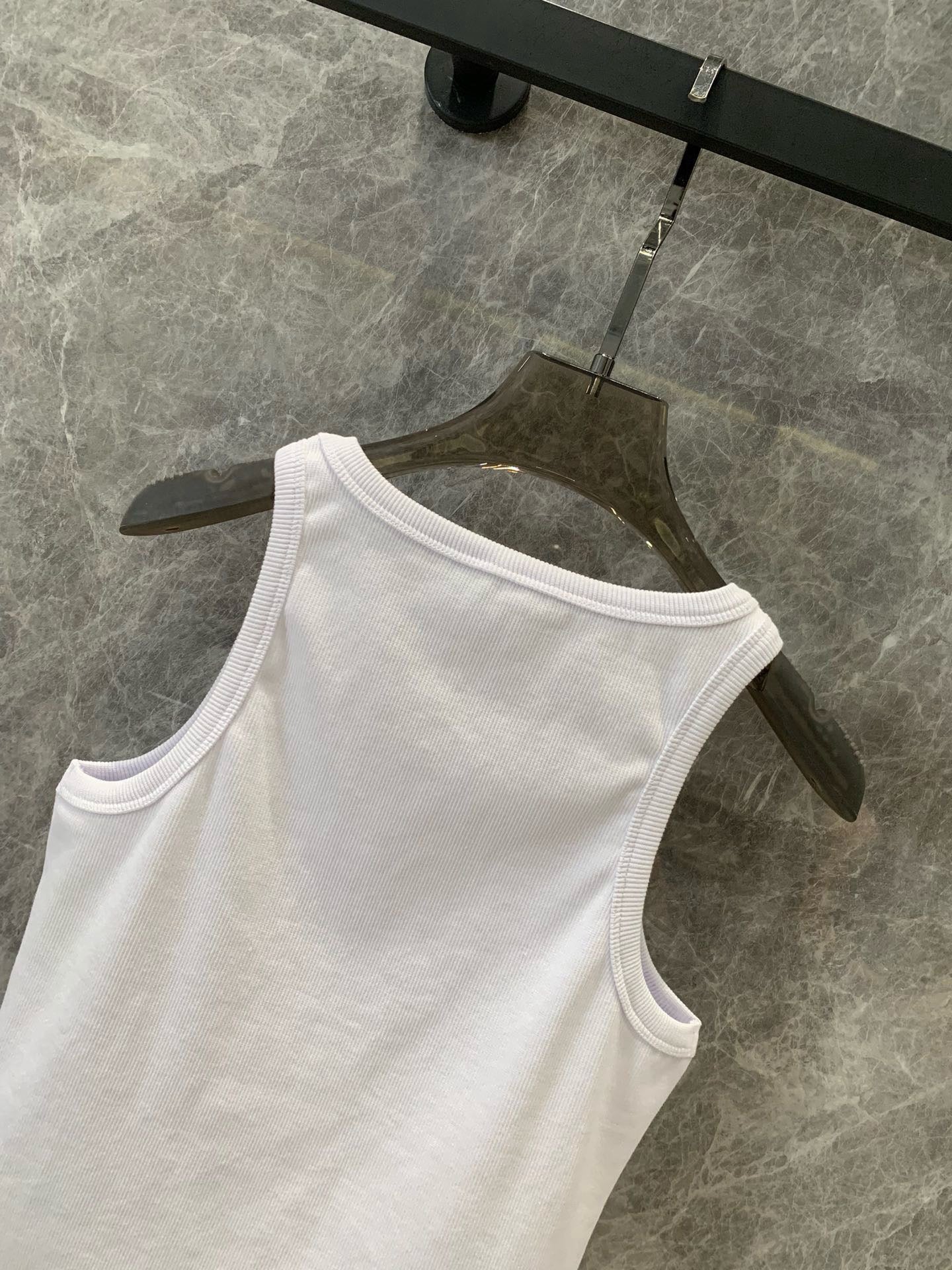 Weste mit Perlenbesatz und Schriftzug