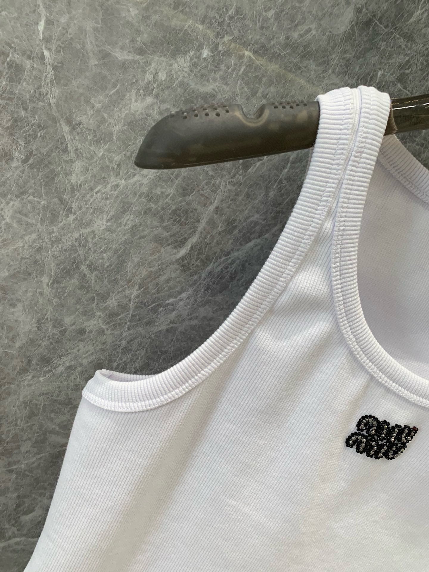 Weste mit Perlenbesatz und Schriftzug