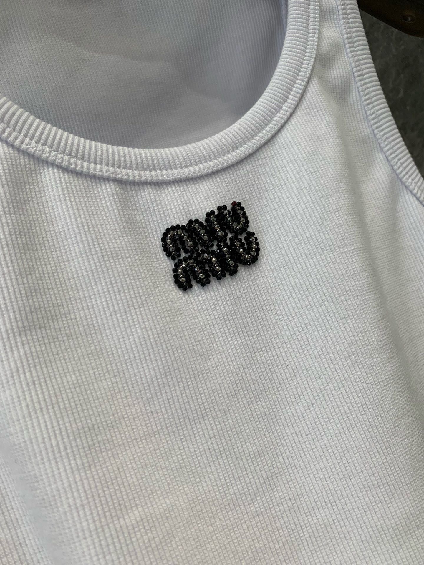 Weste mit Perlenbesatz und Schriftzug