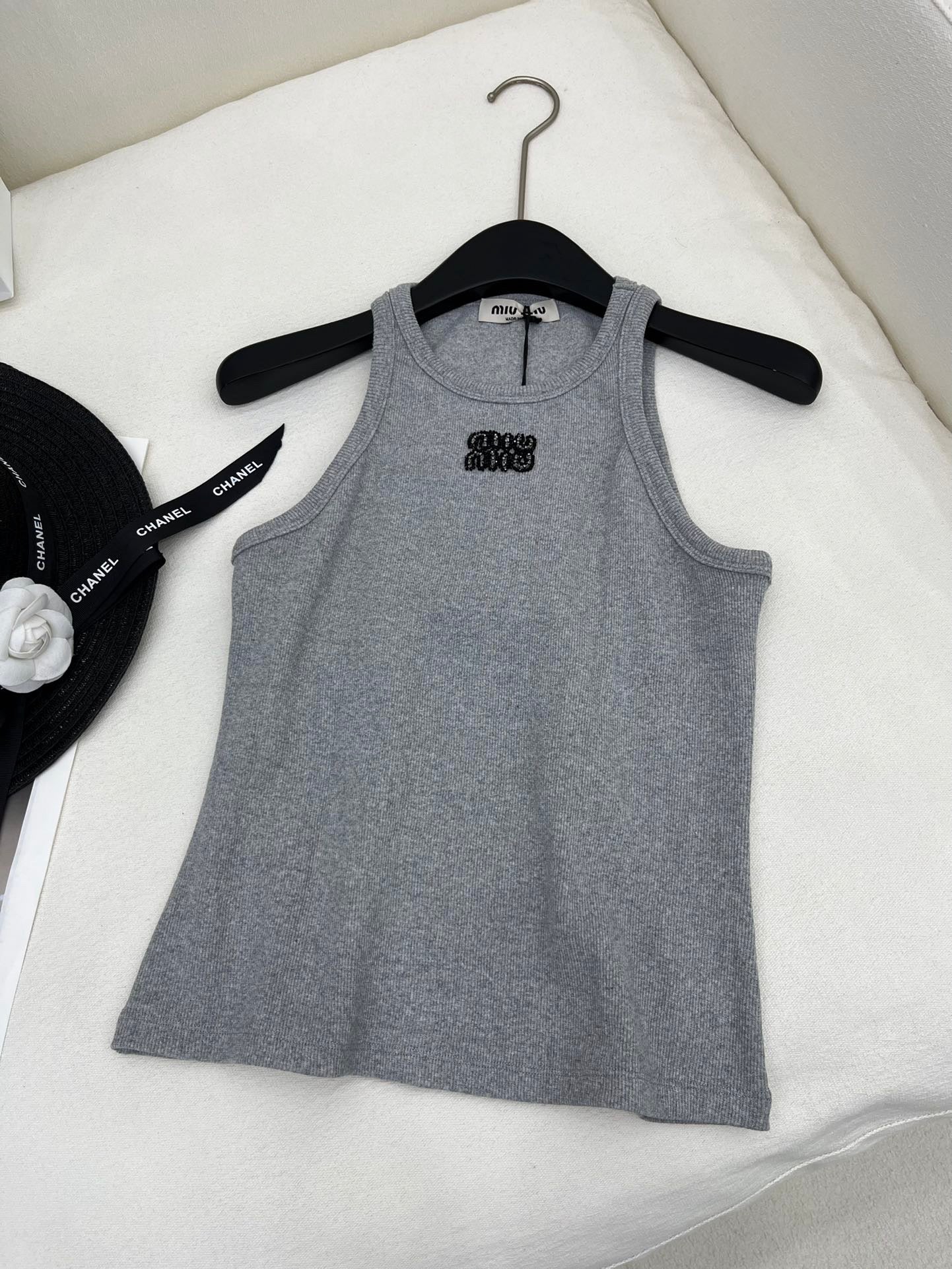 Weste mit Perlenbesatz und Schriftzug