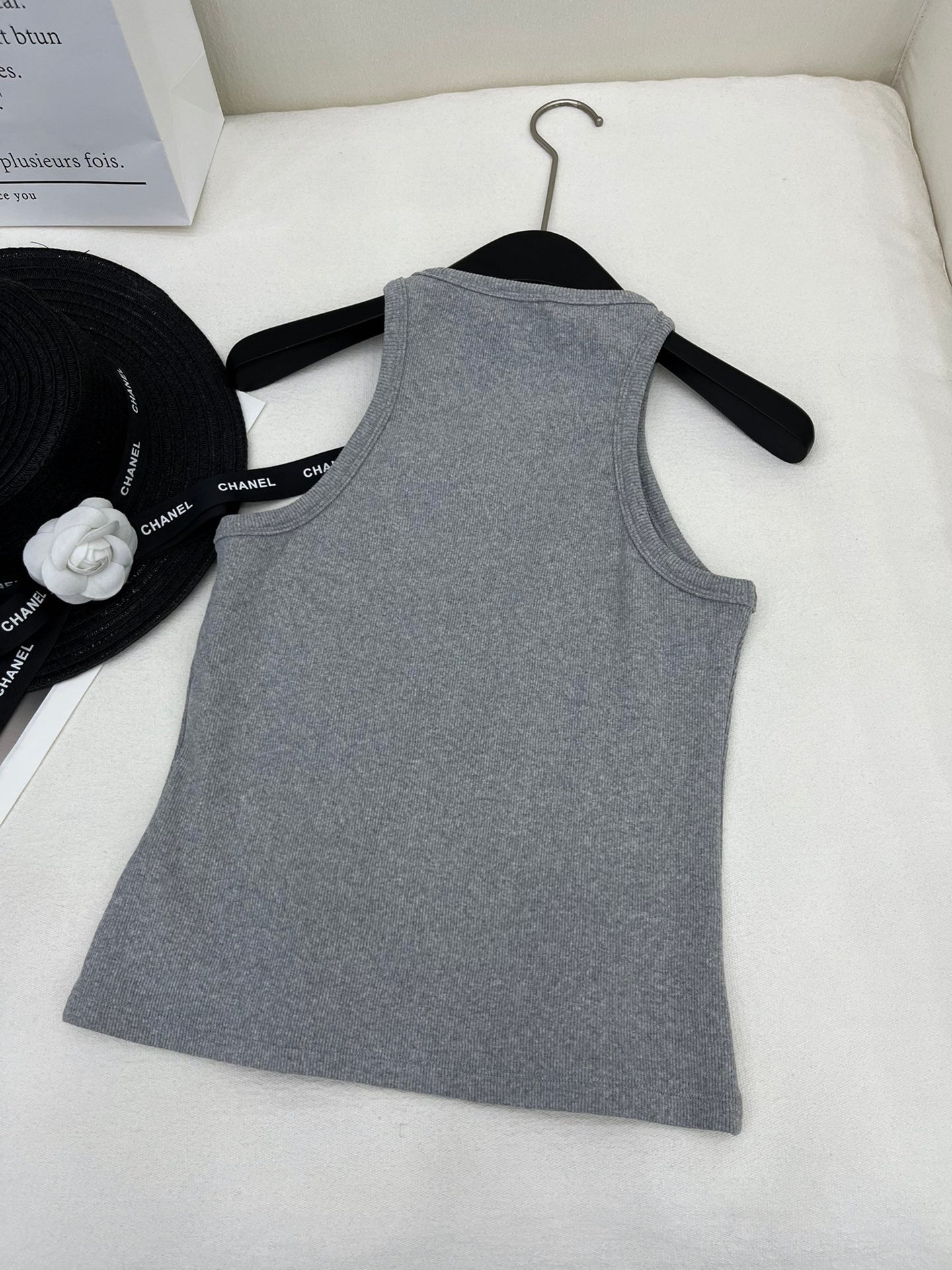 Weste mit Perlenbesatz und Schriftzug