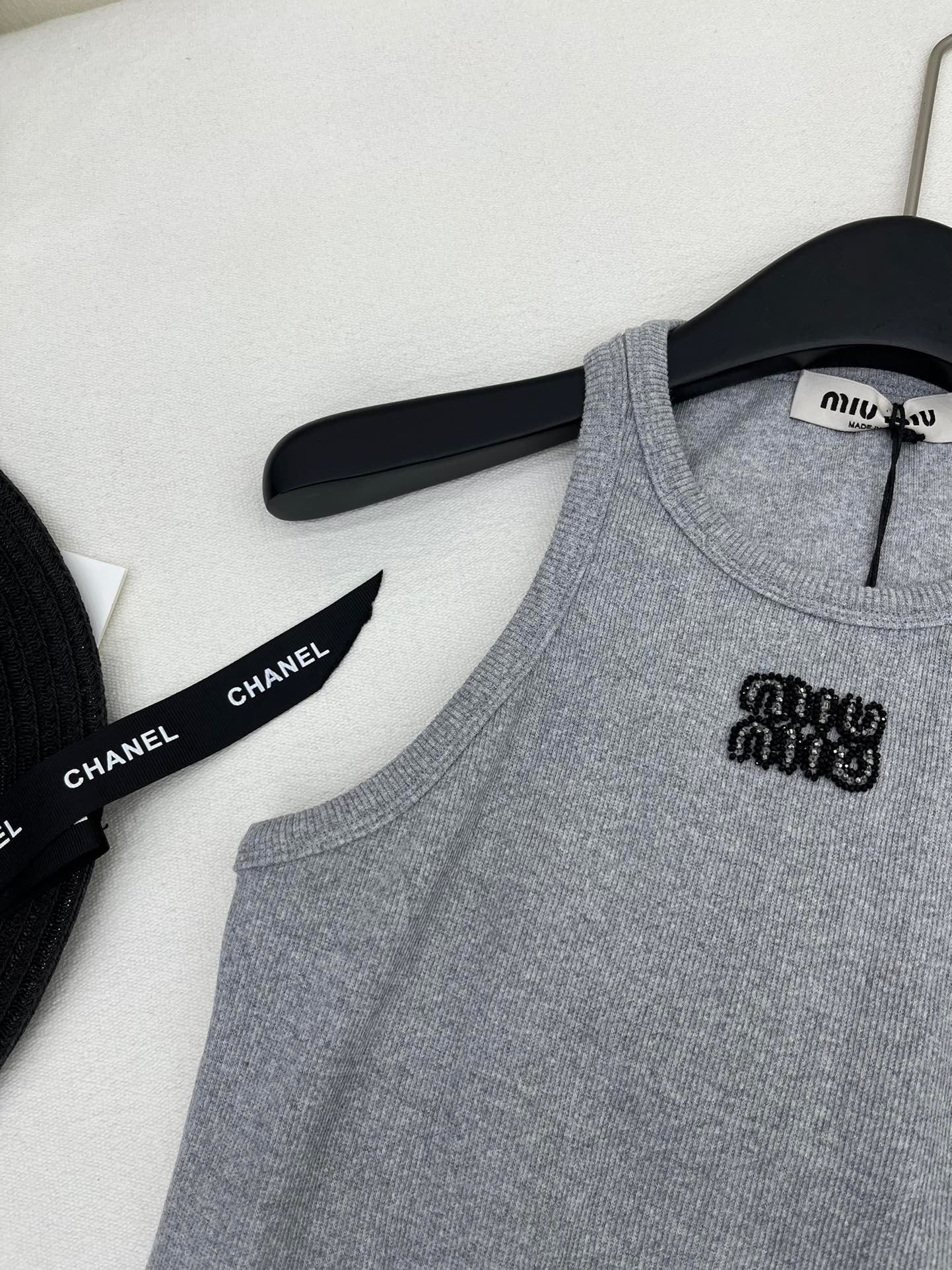 Weste mit Perlenbesatz und Schriftzug