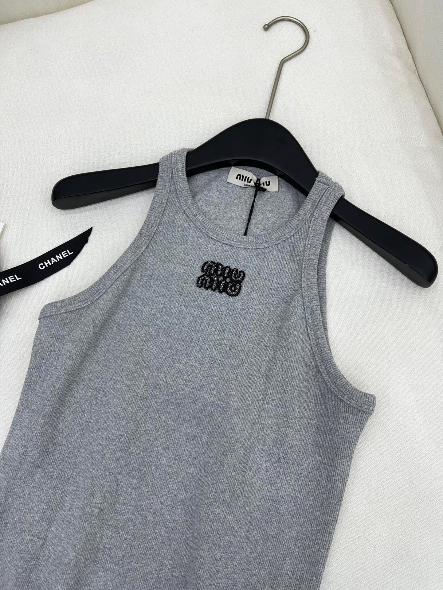 Weste mit Perlenbesatz und Schriftzug