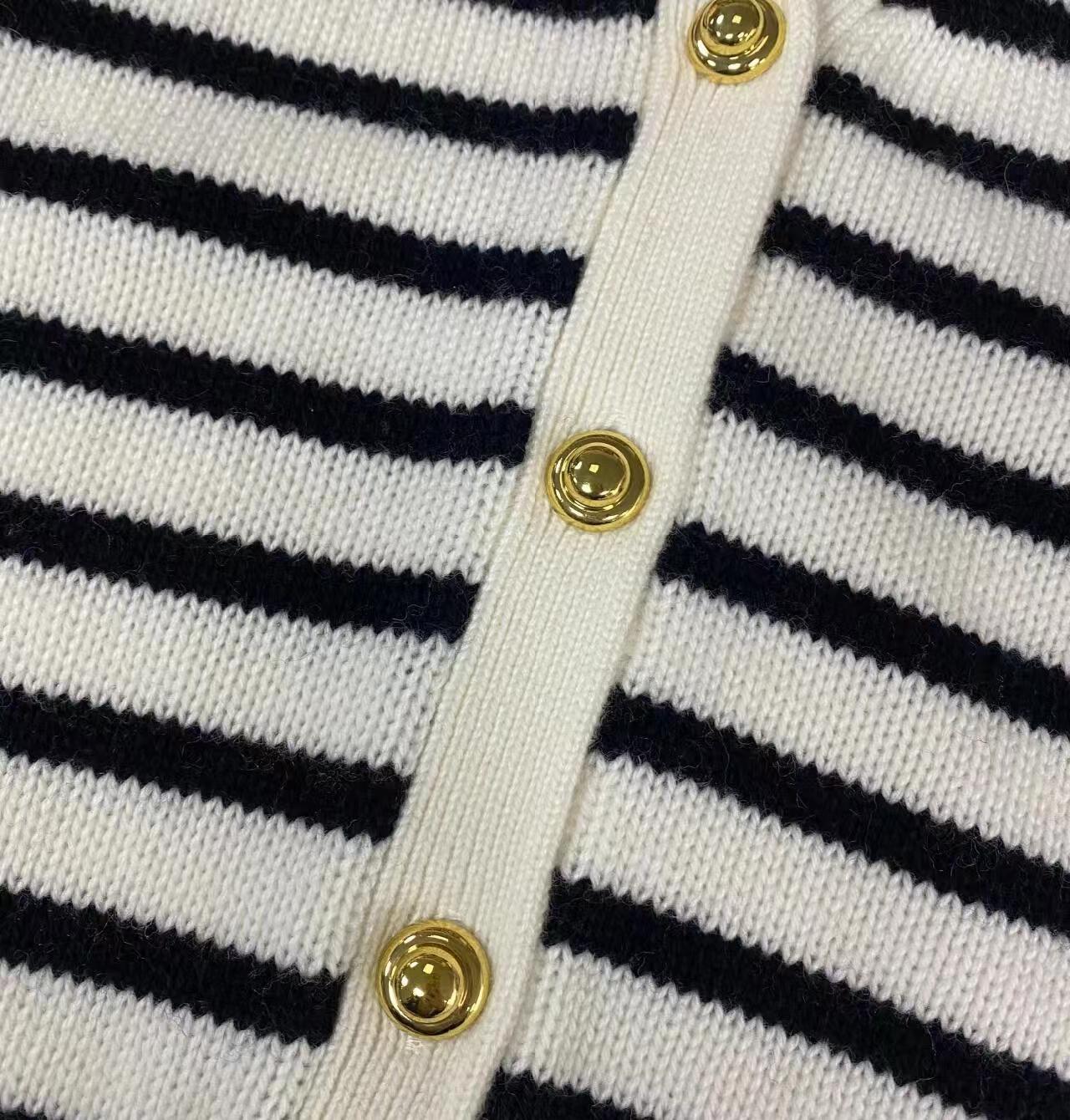 M Einreihiger, lässiger Kaschmirpullover mit Farbblockstreifen