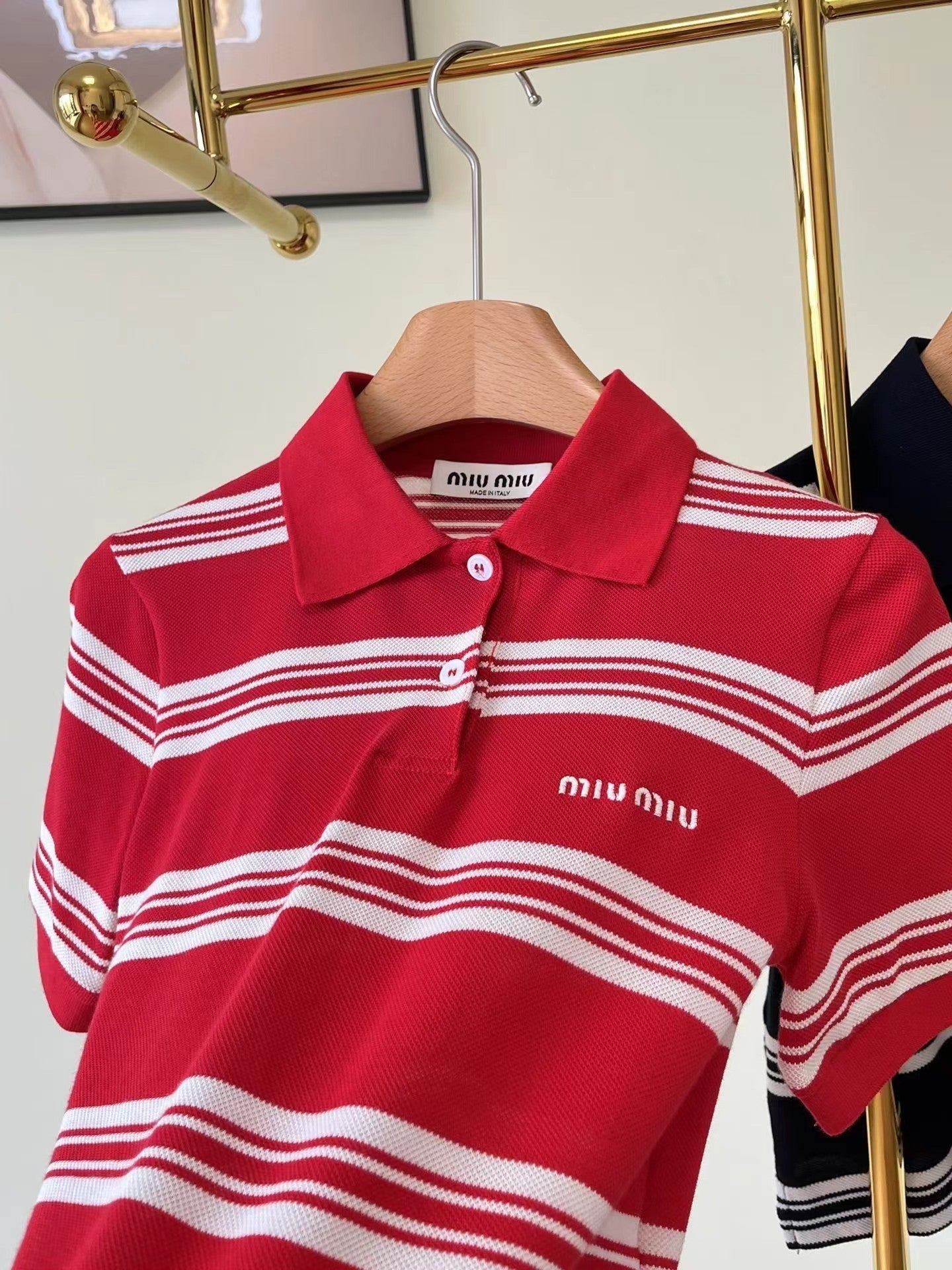 Neues gestreiftes Strick-Kurzpolo mit kurzen Ärmeln