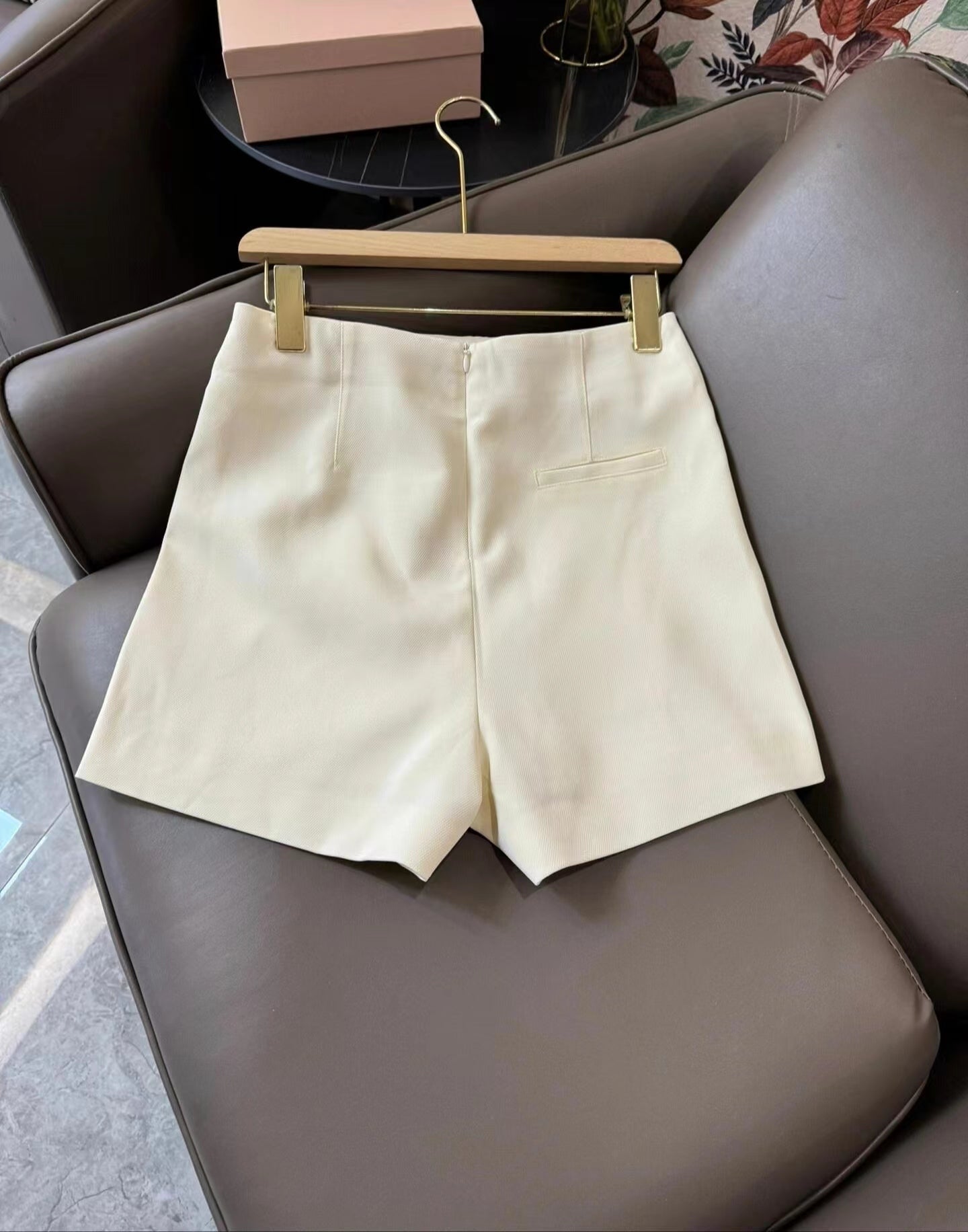 D Short simple et polyvalent avec broderie d'abeilles de nouveau style