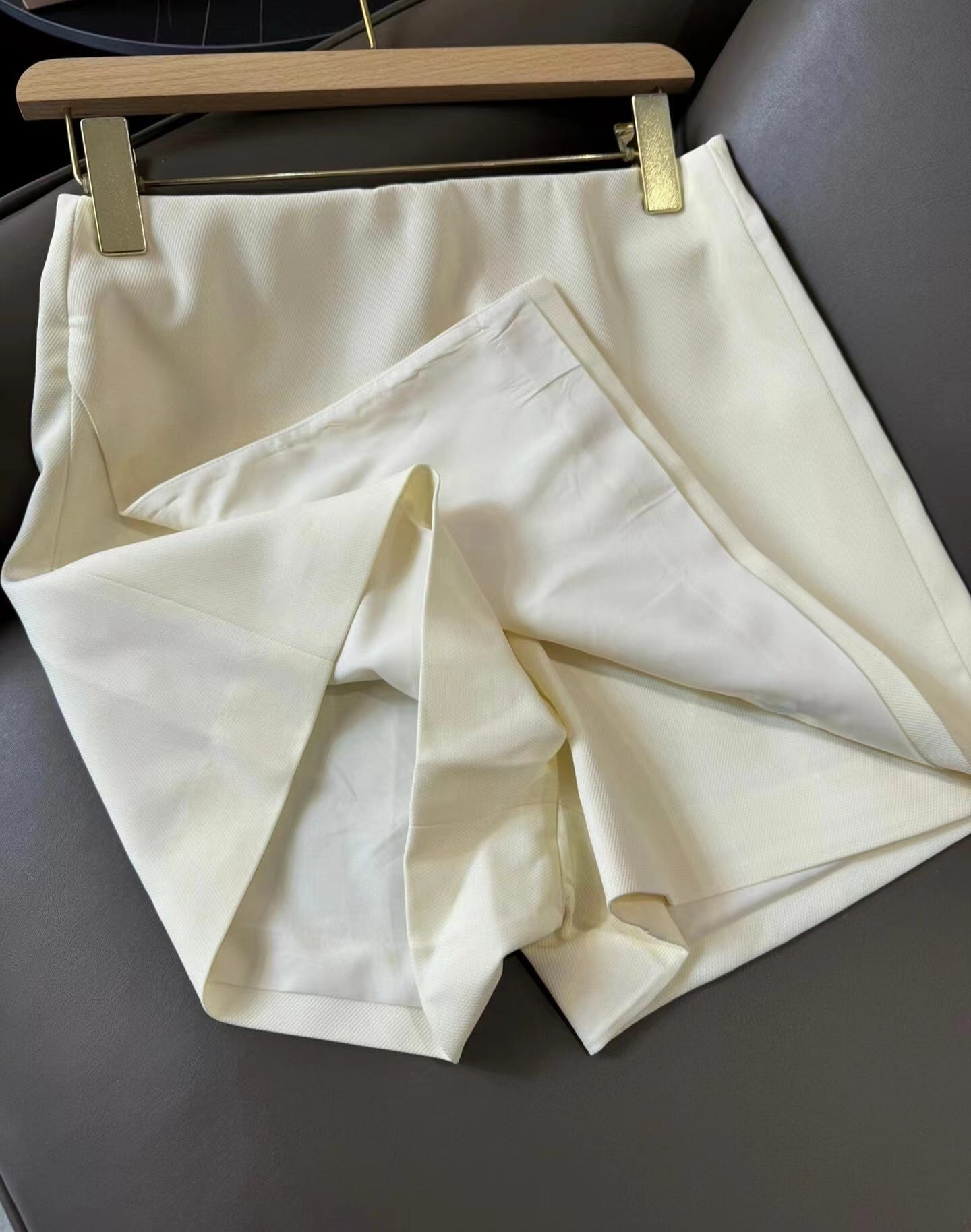 D Short simple et polyvalent avec broderie d'abeilles de nouveau style