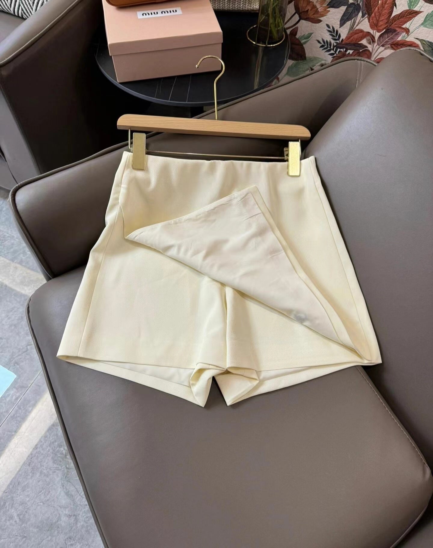 D Short simple et polyvalent avec broderie d'abeilles de nouveau style