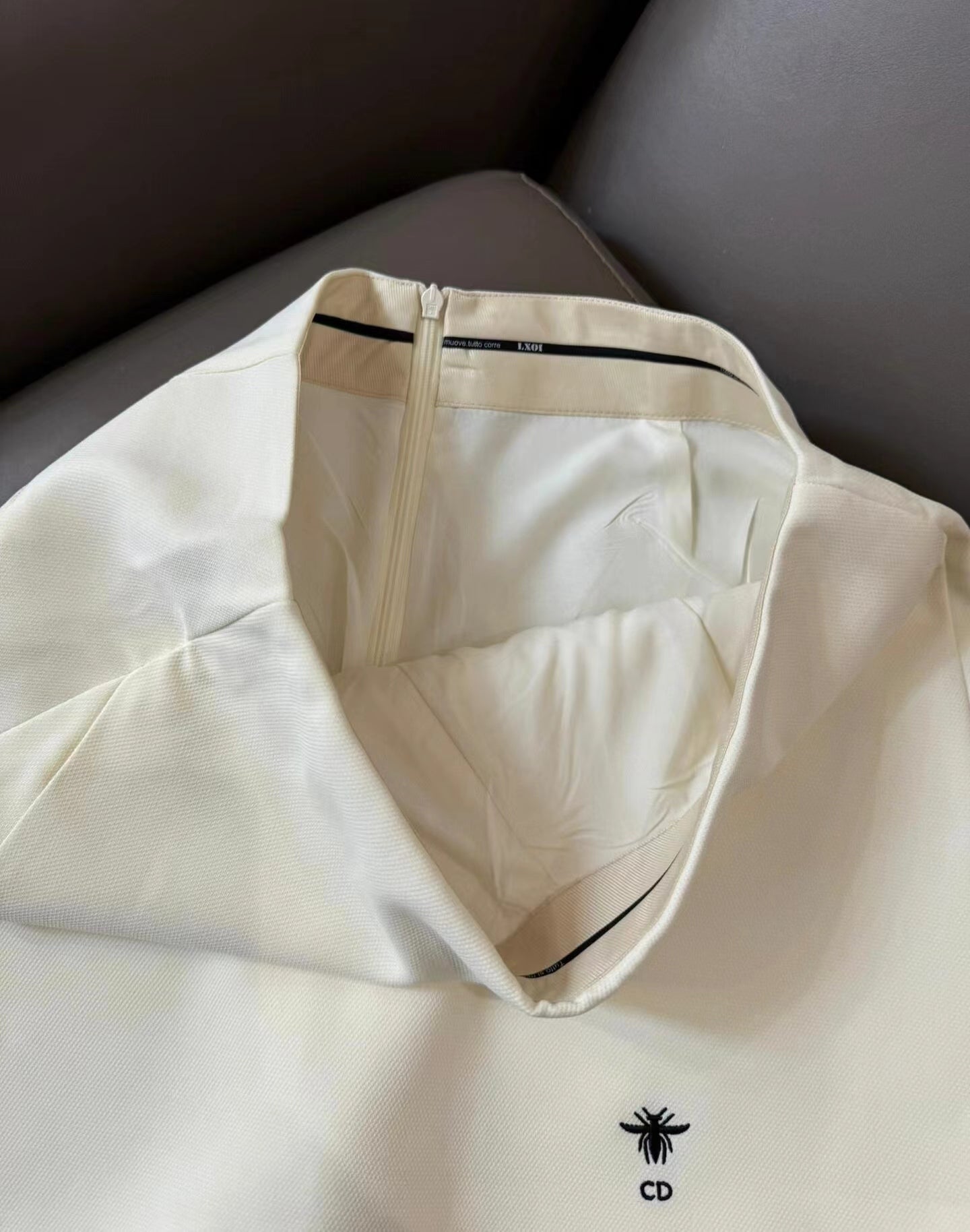 D Short simple et polyvalent avec broderie d'abeilles de nouveau style