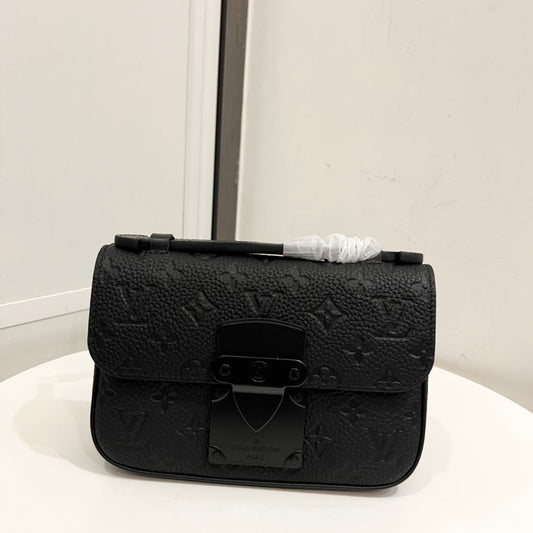 Sac de poitrine noir en relief