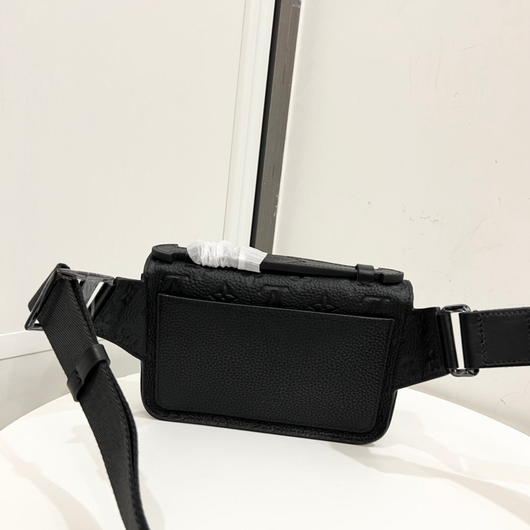 Sac de poitrine noir en relief