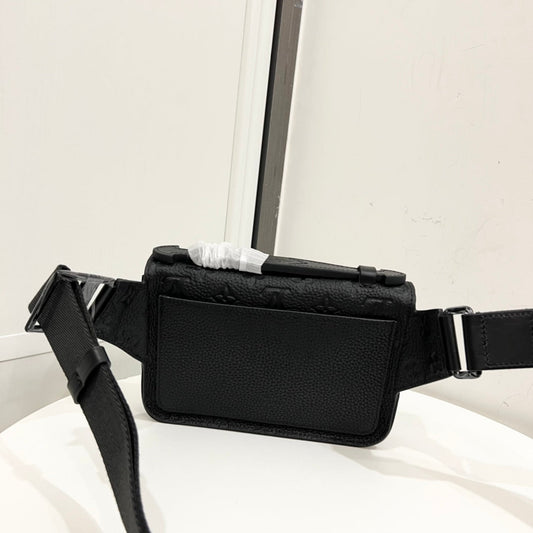 Sac de poitrine noir en relief