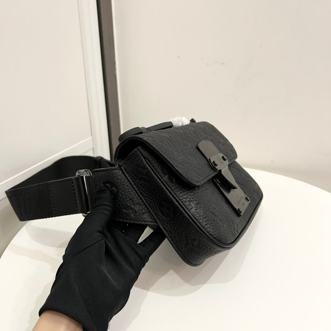 Sac de poitrine noir en relief