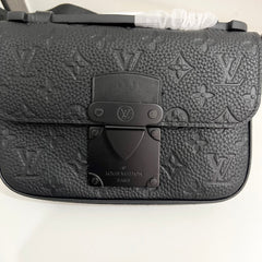 Sac de poitrine noir en relief